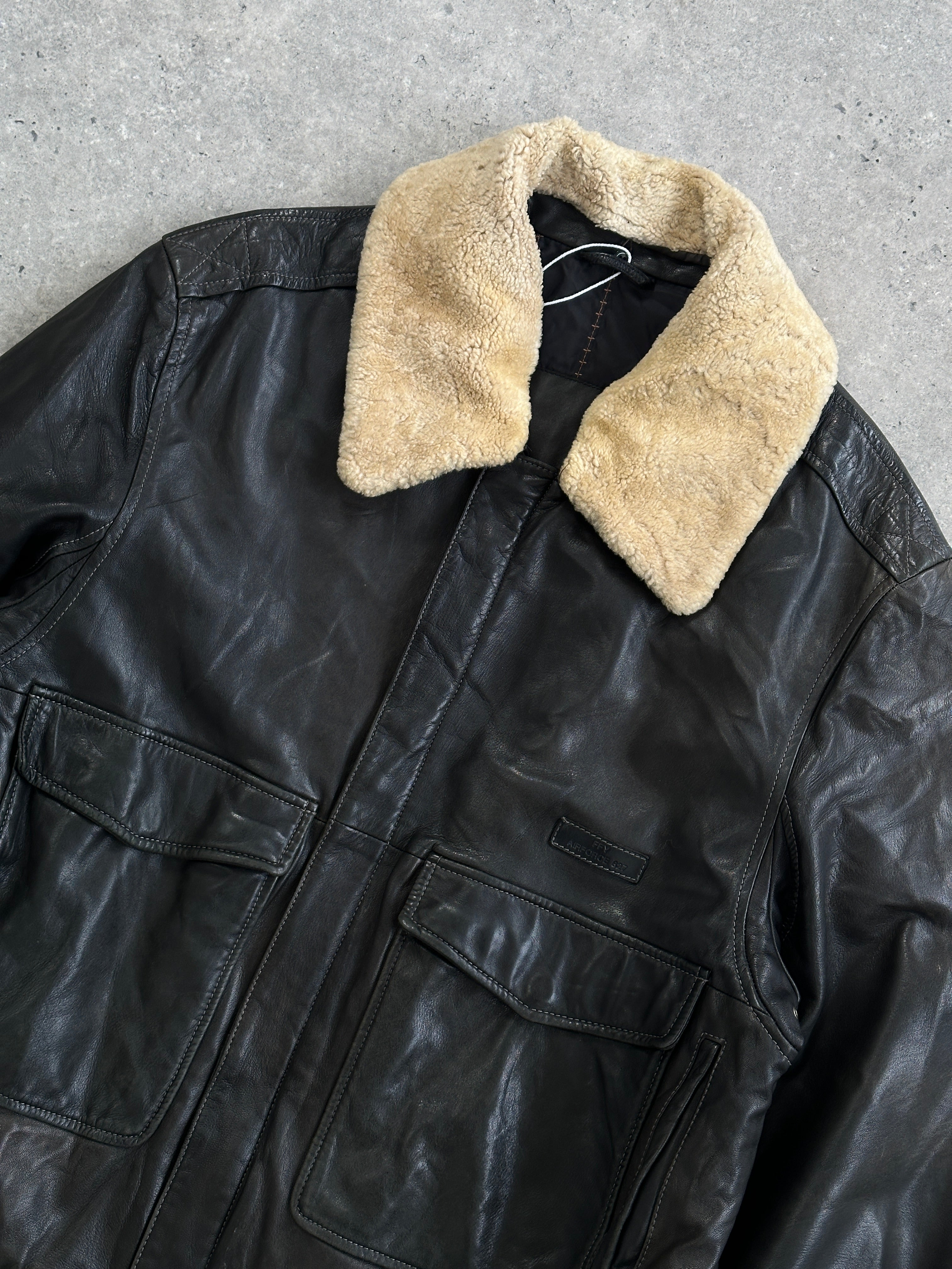 Vintage leather bomber jacket with removable fur collar, aviator style, in size L/XL, featuring classic design and detailed stitching.