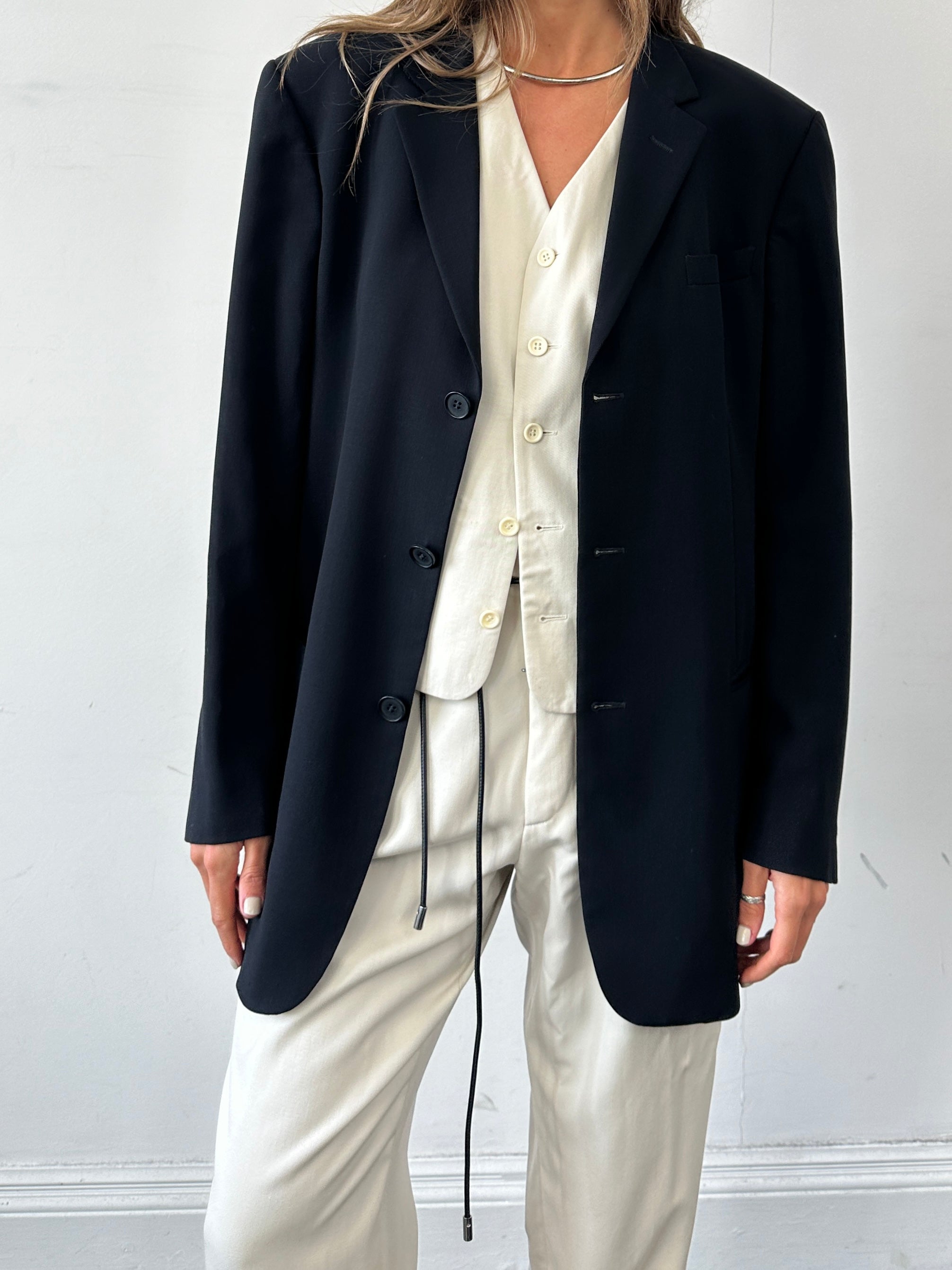 Emporio Armani wool single-breasted blazer in size 44R/XL, tailored fit with classic lapels and button closure, stylish professional look.