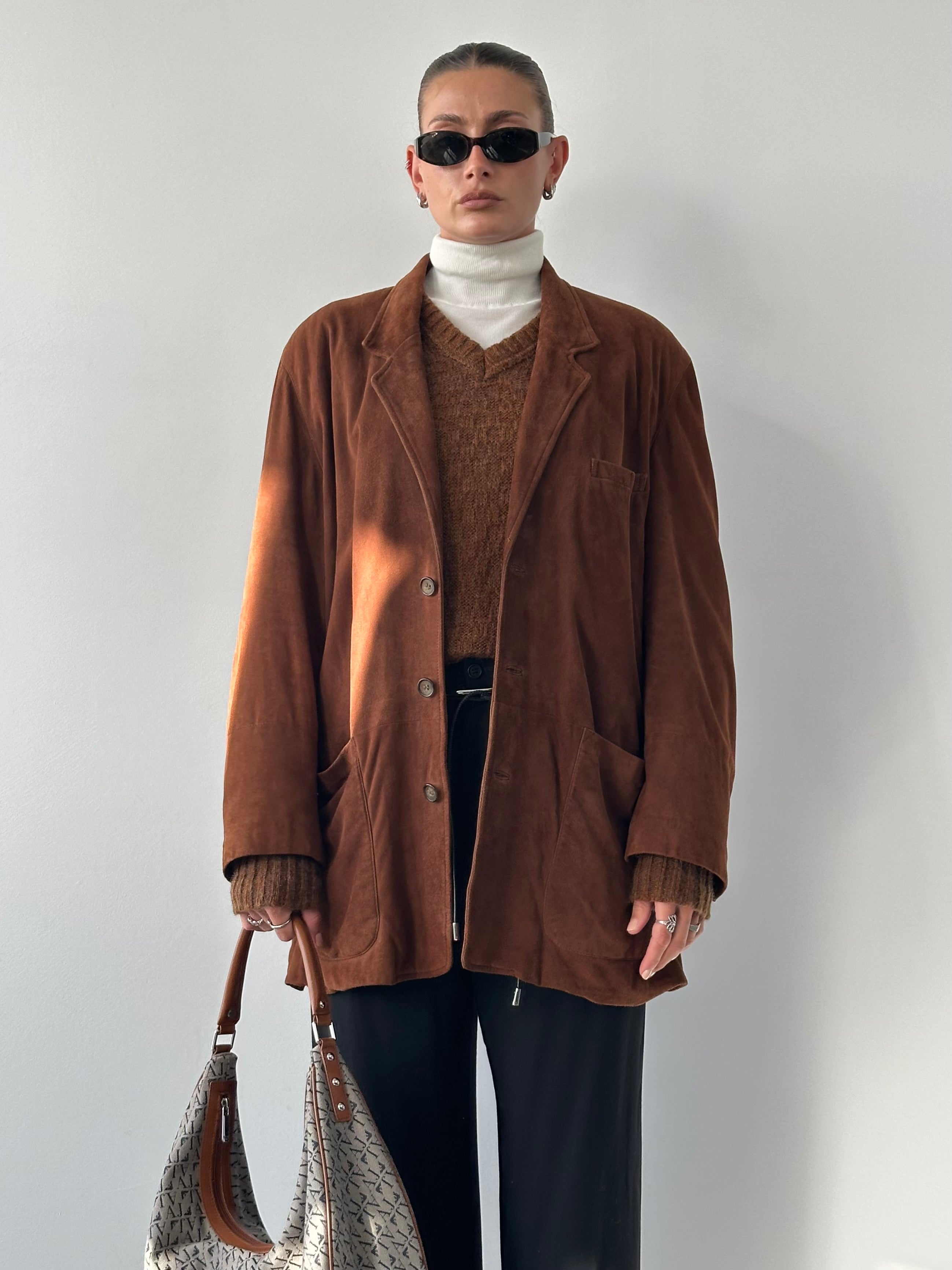 Vintage relaxed suede blazer in XL size, stylish leather jacket with a soft texture and classic design, visible front view.