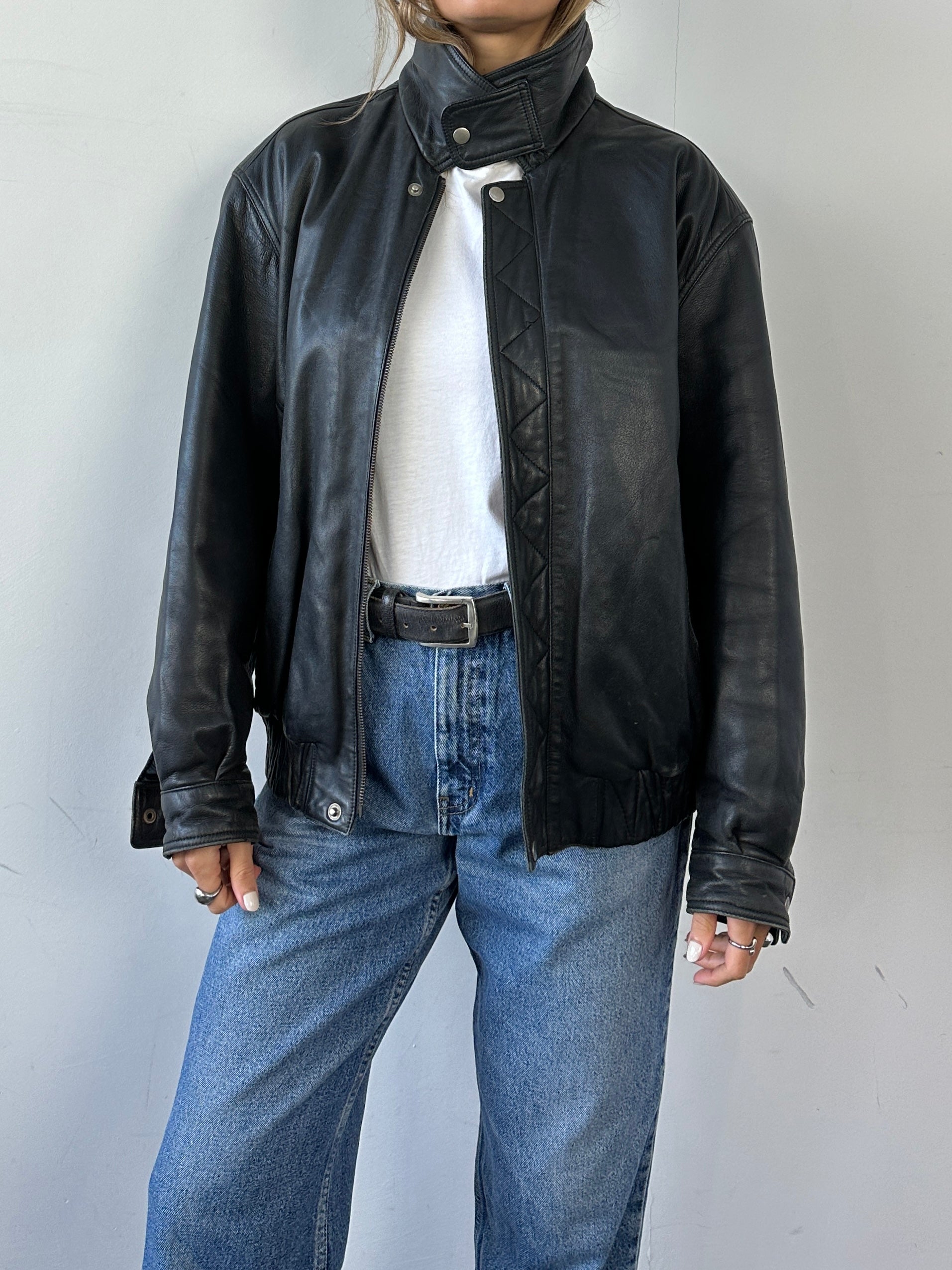 Vintage Italian vintage smooth leather bomber jacket, size L, featuring classic design and high-quality craftsmanship.