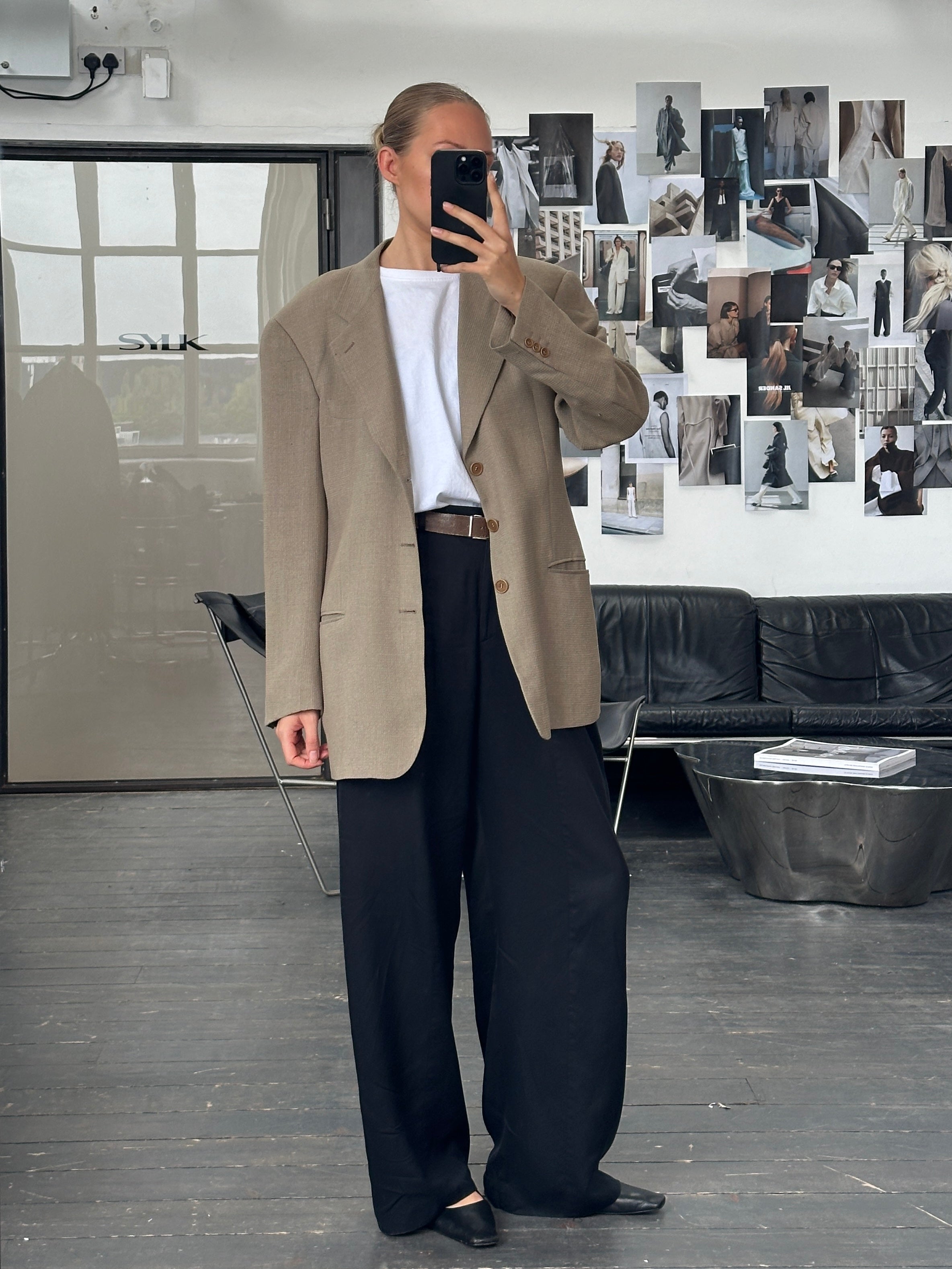 Giorgio Armani Le Collezioni 1990s wool woven blazer in size 40R/L, featuring a classic tailored fit and textured fabric.