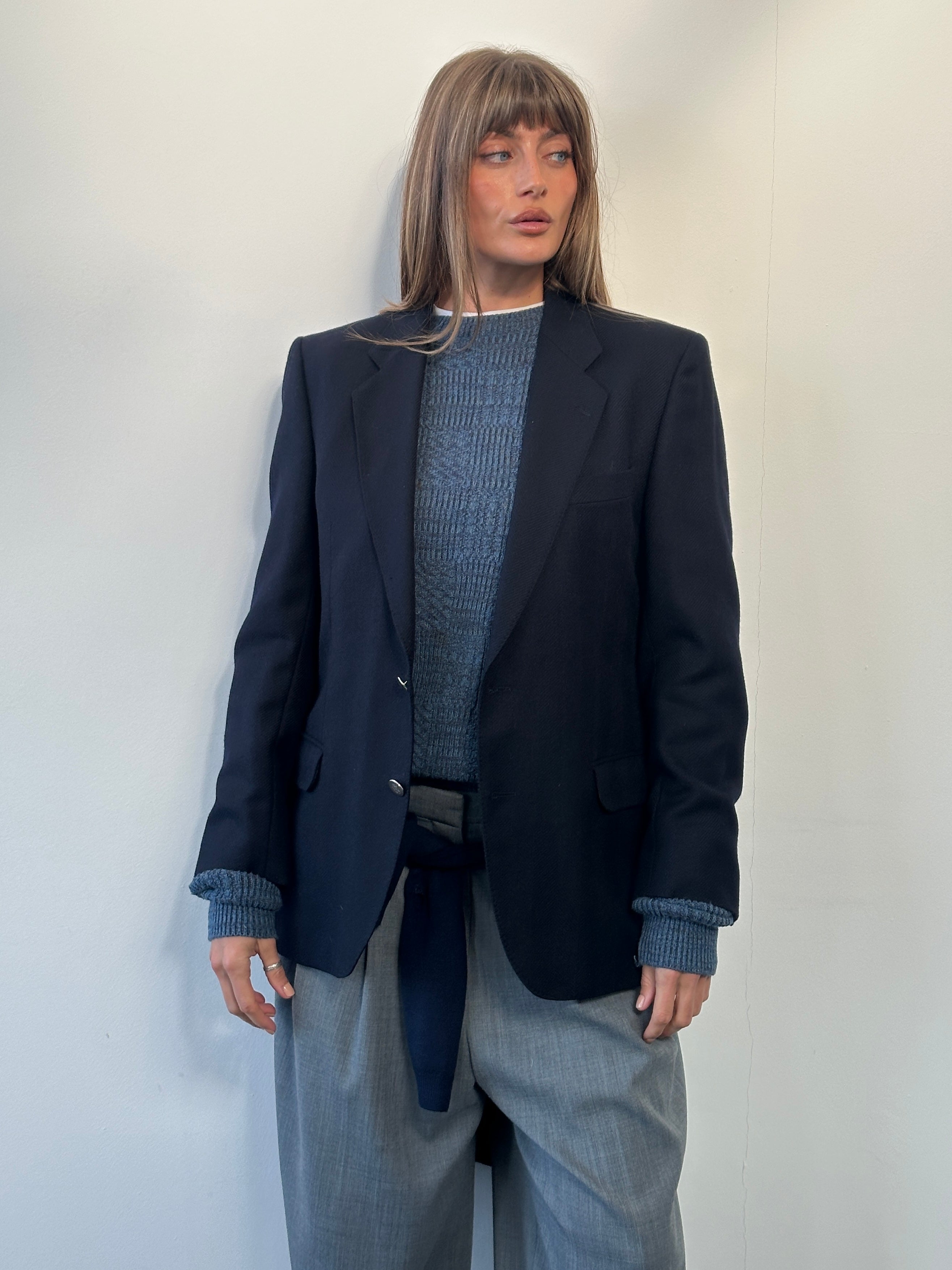 Vintage 1990s pure wool single-breasted blazer in size 38R/M, classic tailored fit with notch lapels and button closure.