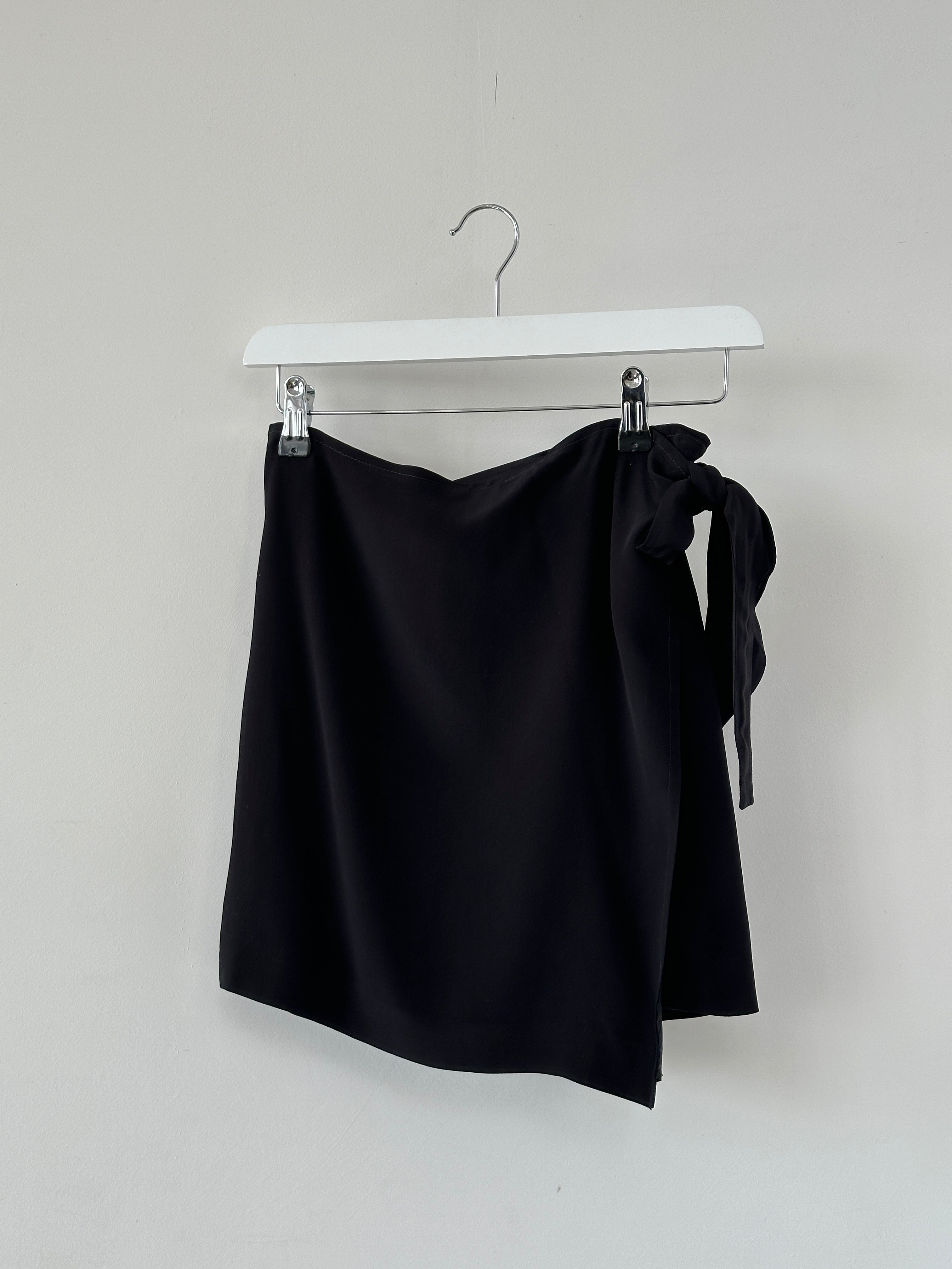 Vintage mini wrap skirt in classic style, featuring a flattering fit and detailed fabric pattern.