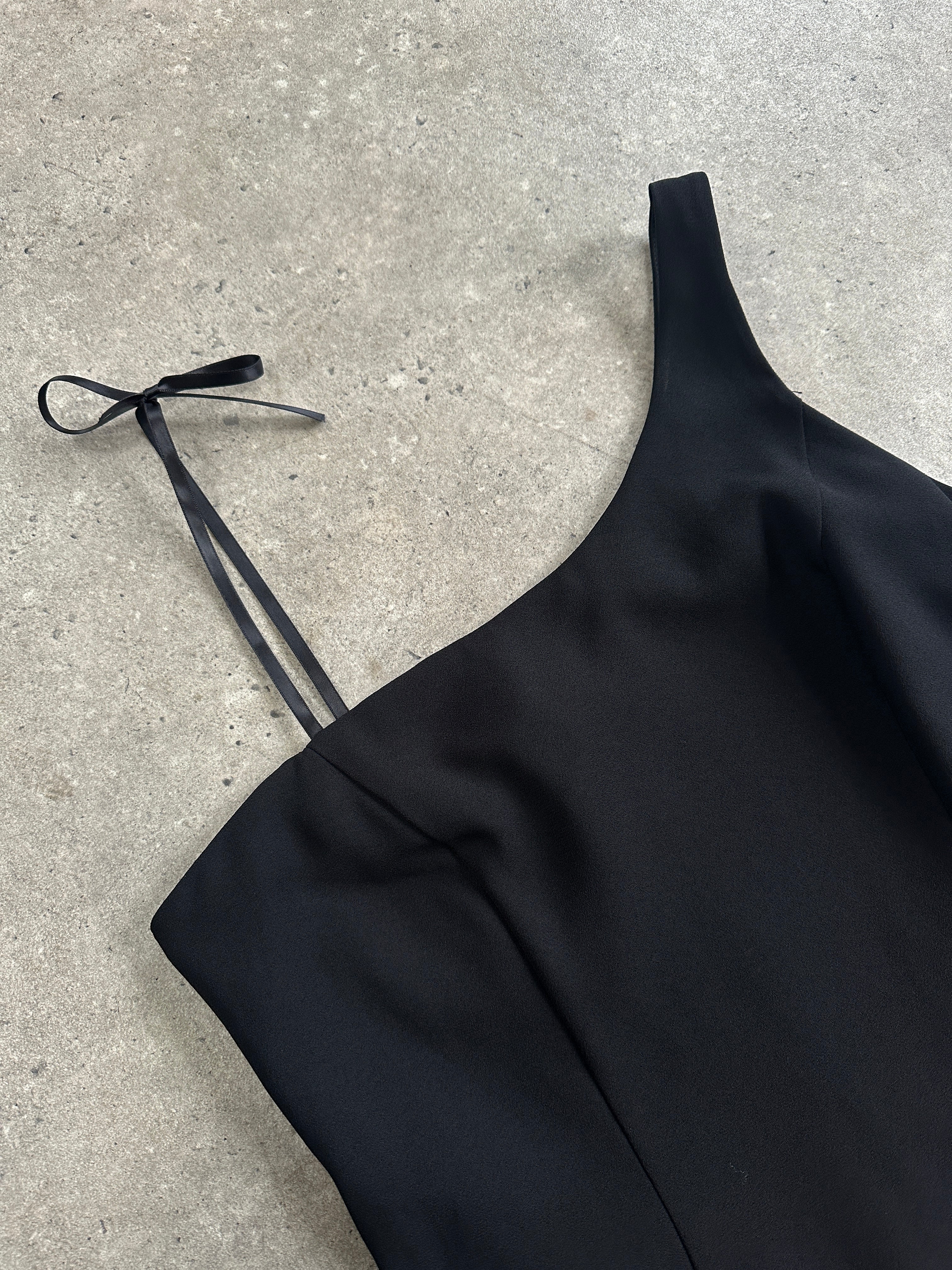 Vintage Italian vintage one-shoulder maxi dress in flowing fabric, elegant and stylish for special occasions.