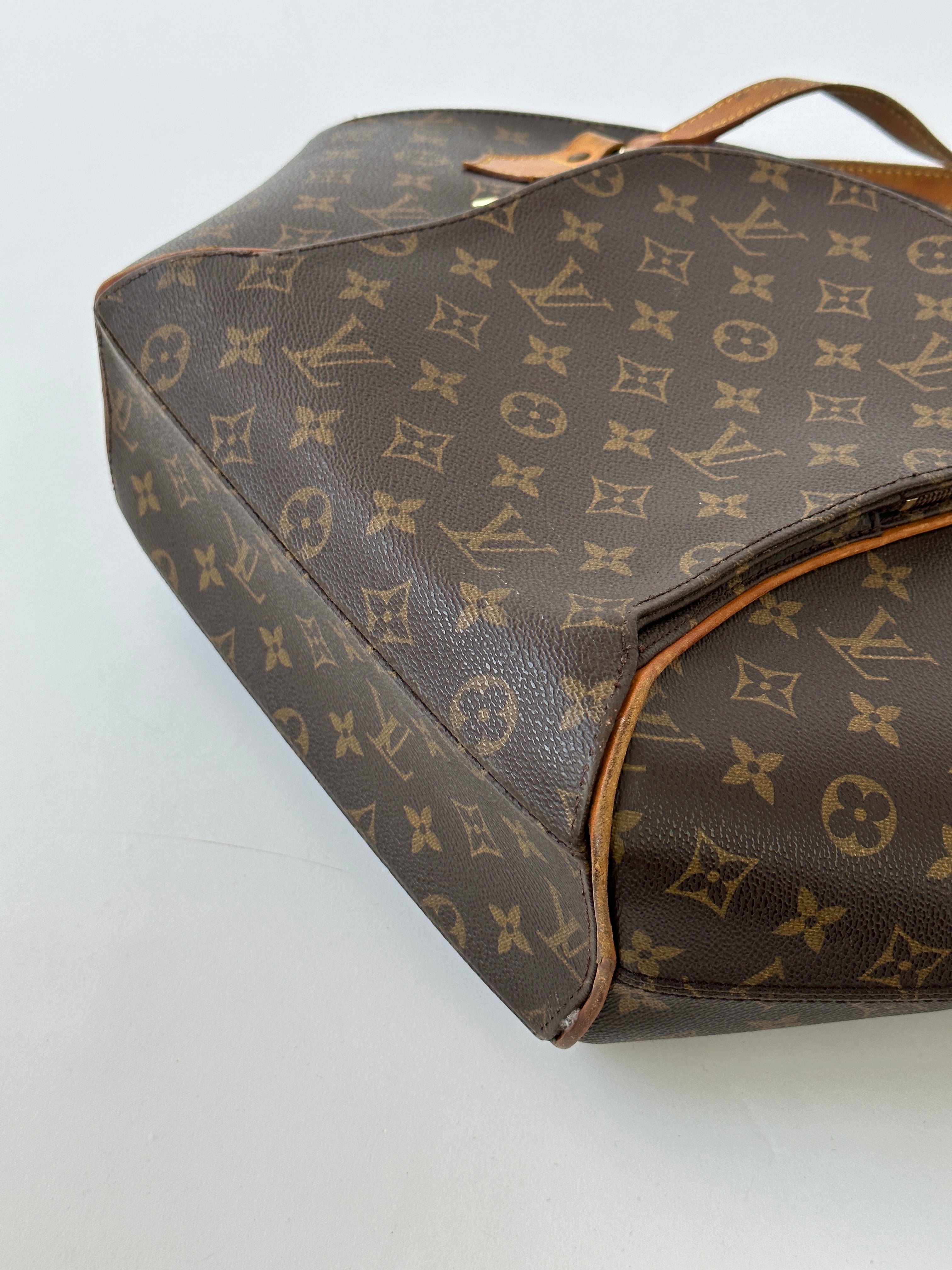 Louis Vuitton 1997 Ellipse Shoulder Bag with monogram canvas and leather strap, stylish and timeless accessory.