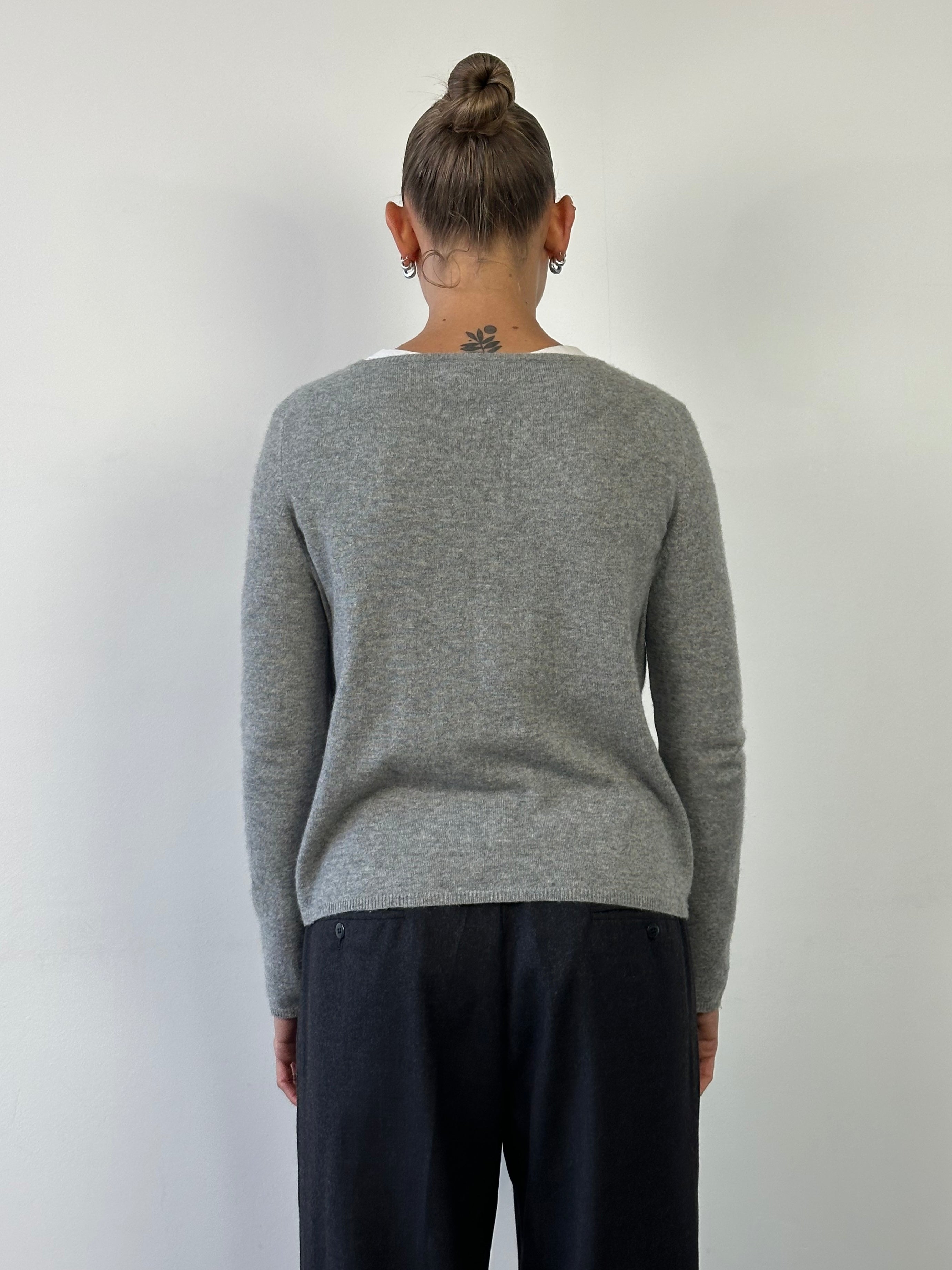 Vintage brand pure cashmere handmade knitted jumper in M/L, featuring a cozy, textured knit pattern in a classic design.