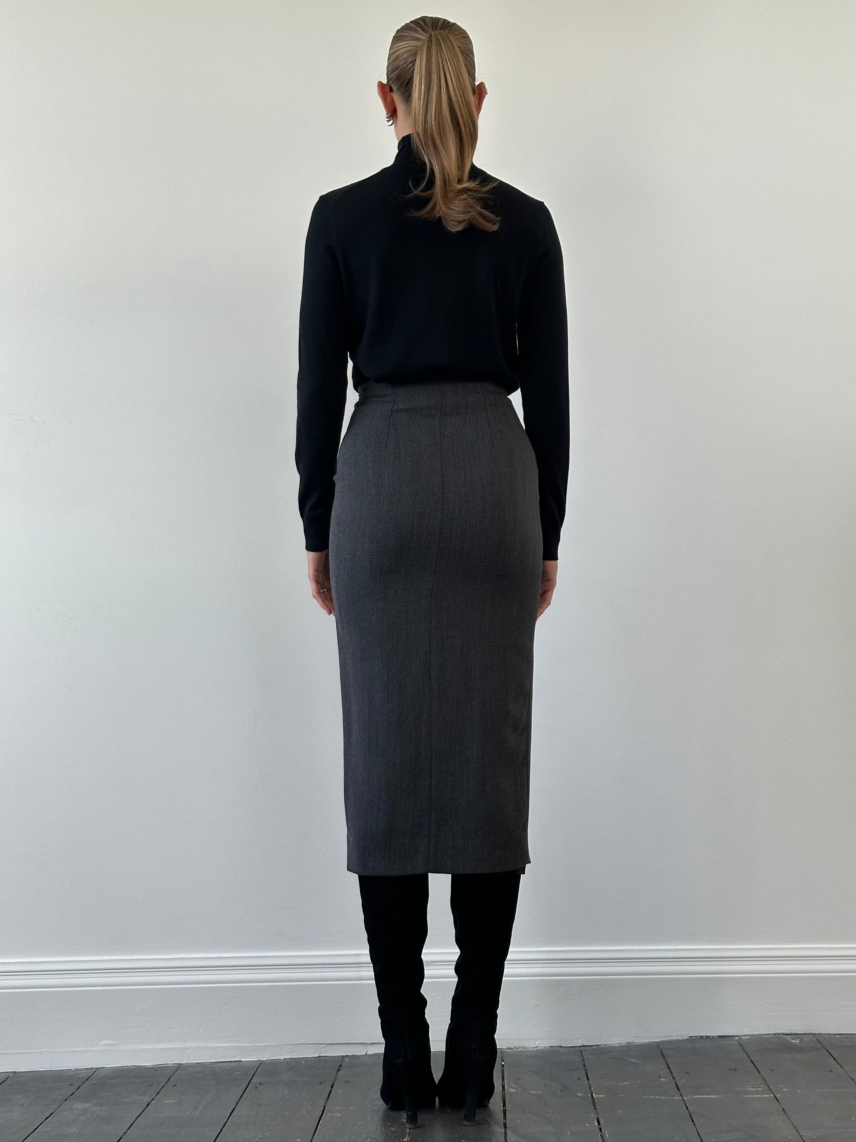 Vintage Italian vintage pure wool midi skirt in soft beige with a high waist and classic A-line silhouette.