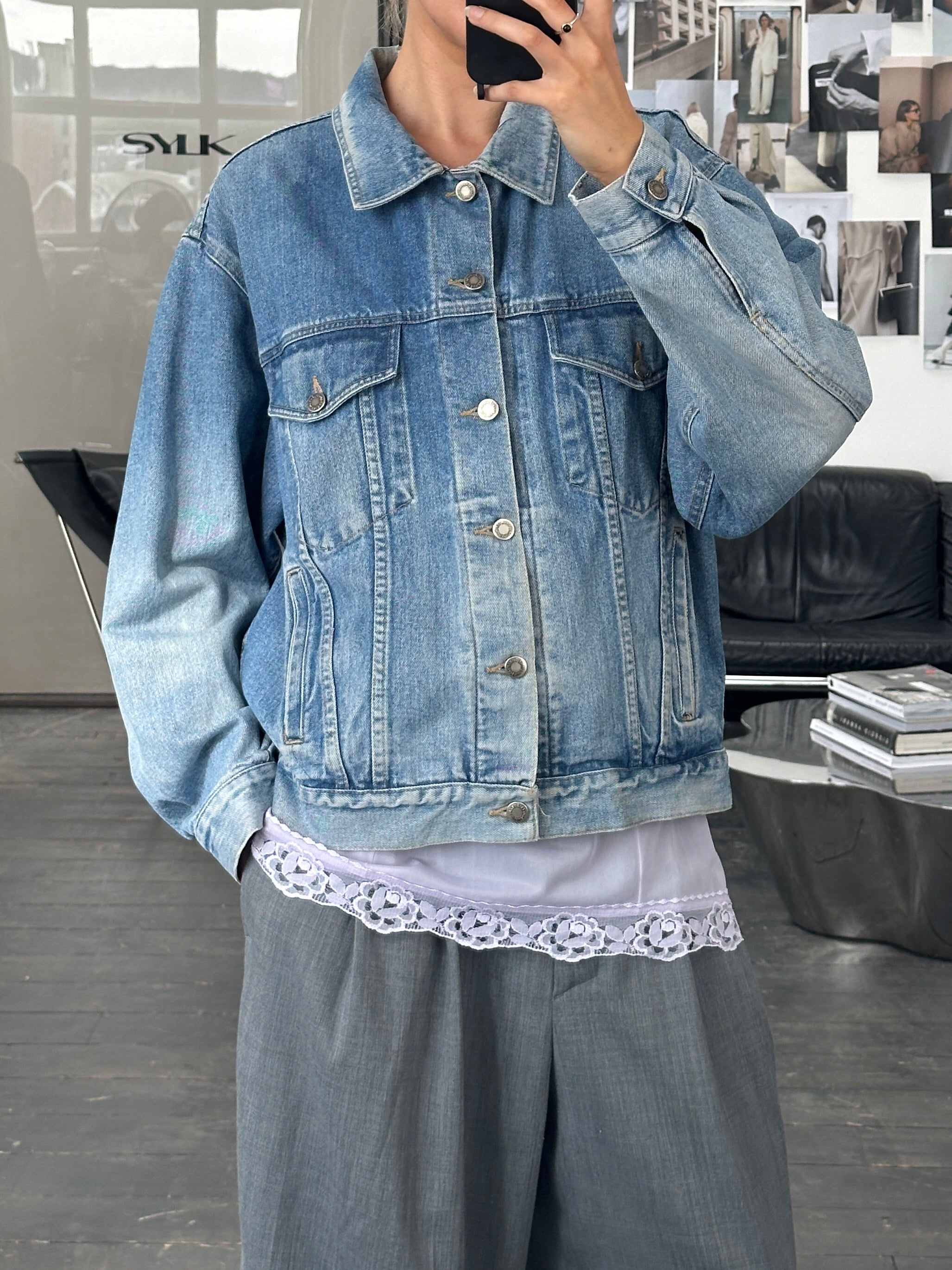 Levi’s Wrangler 1990s light wash denim jacket, L/XL, casual style with classic stitching and button-front design.