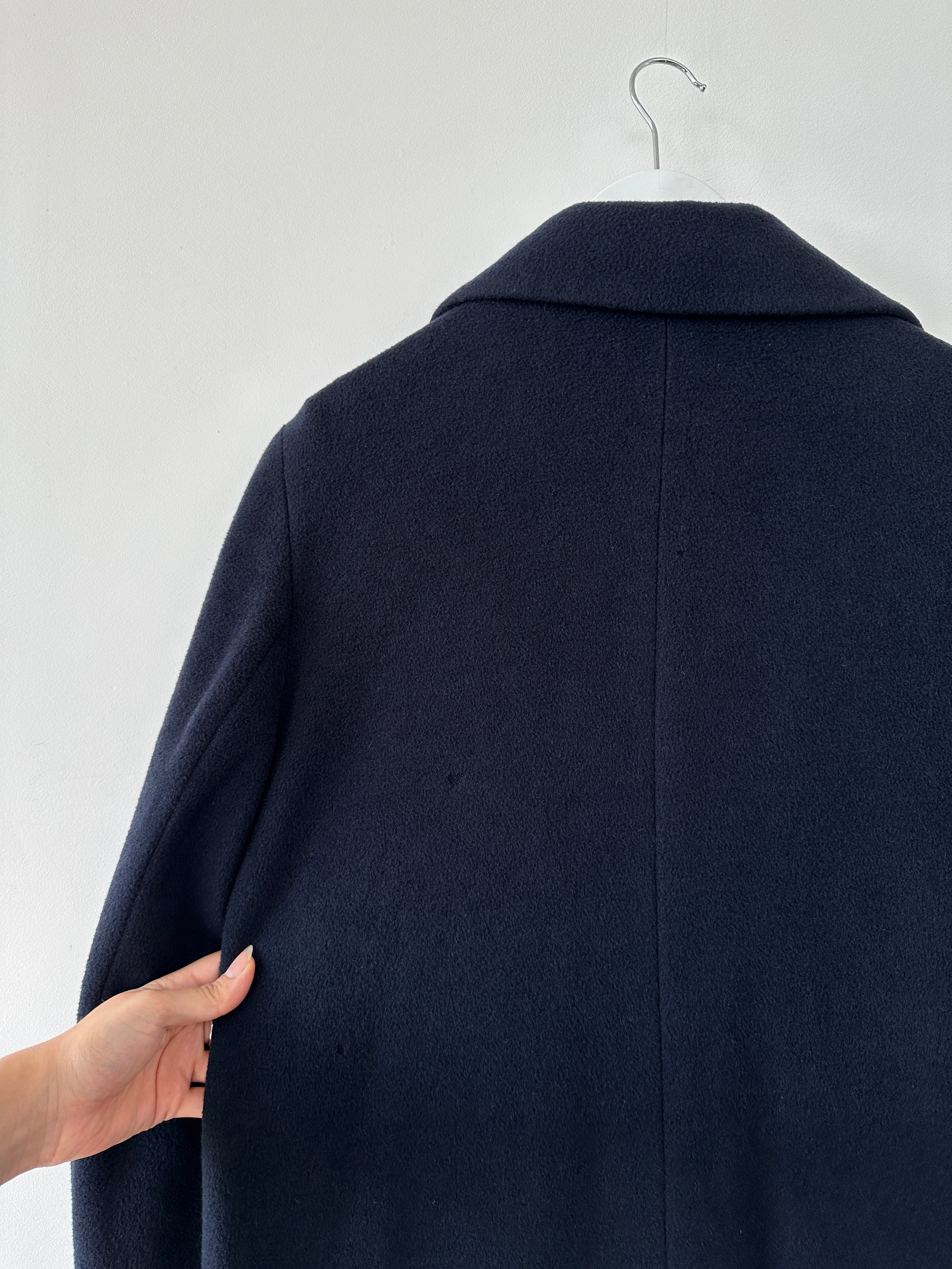 Vintage Virgin Wool single-breasted coat in size M, showcasing classic design and textured wool fabric.