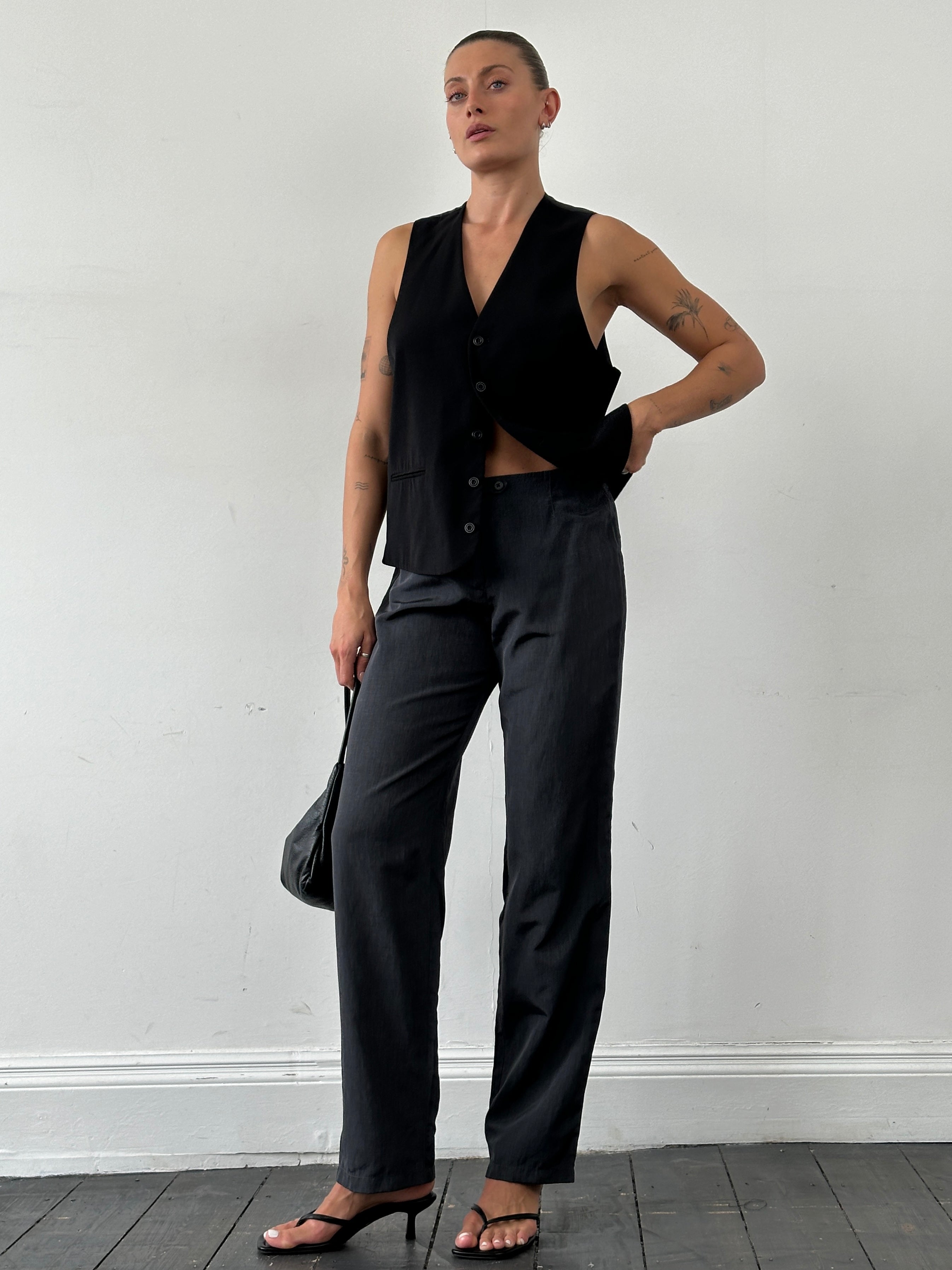Armani Jeans linen straight-leg mid-waist trousers in W28, beige color, tailored fit, with belt loops and classic pockets.