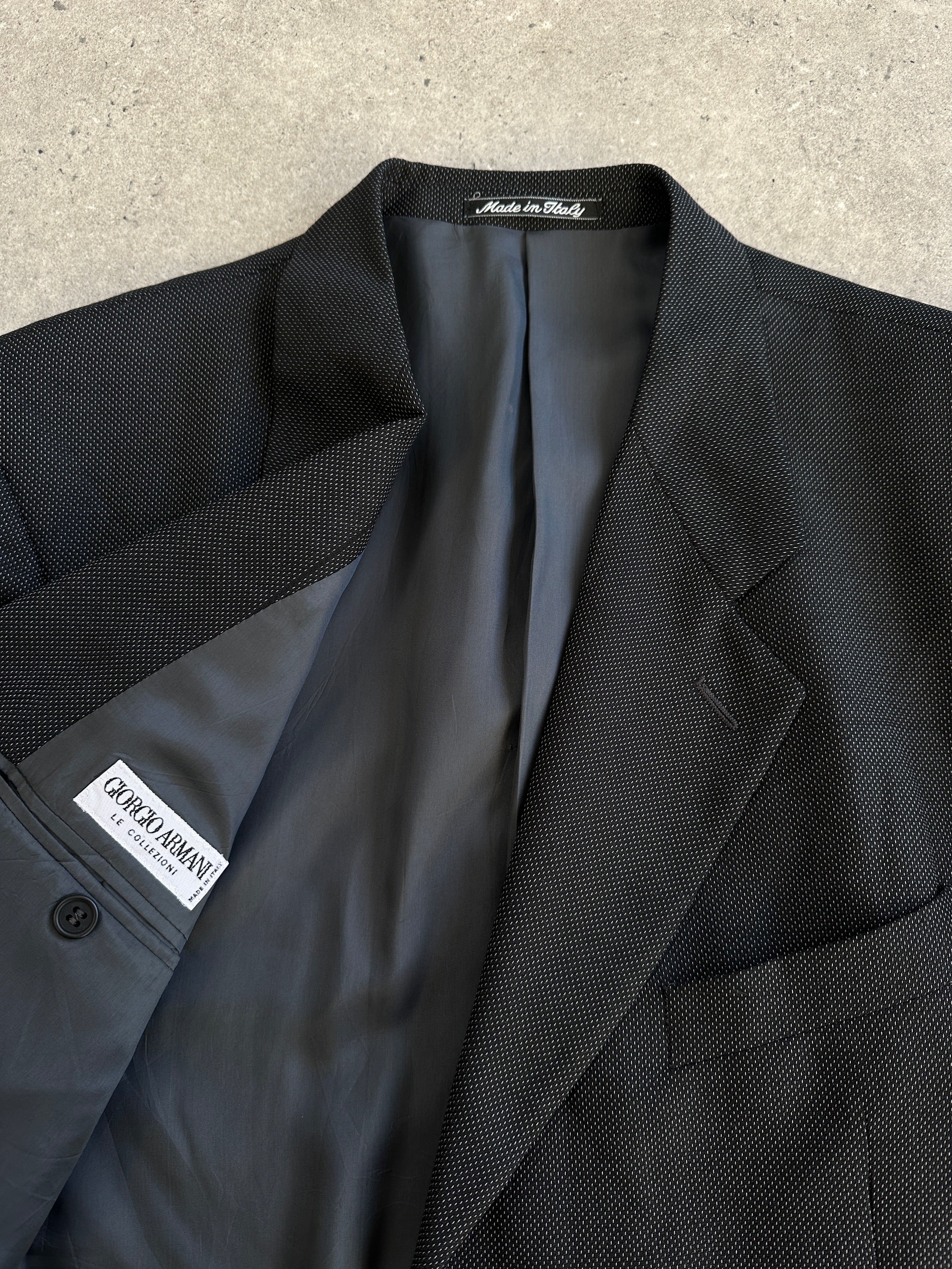Giorgio Armani Le Collezioni 1990s wool single-breasted blazer in size 44R/XL, dark tailored blazer with classic lapels.