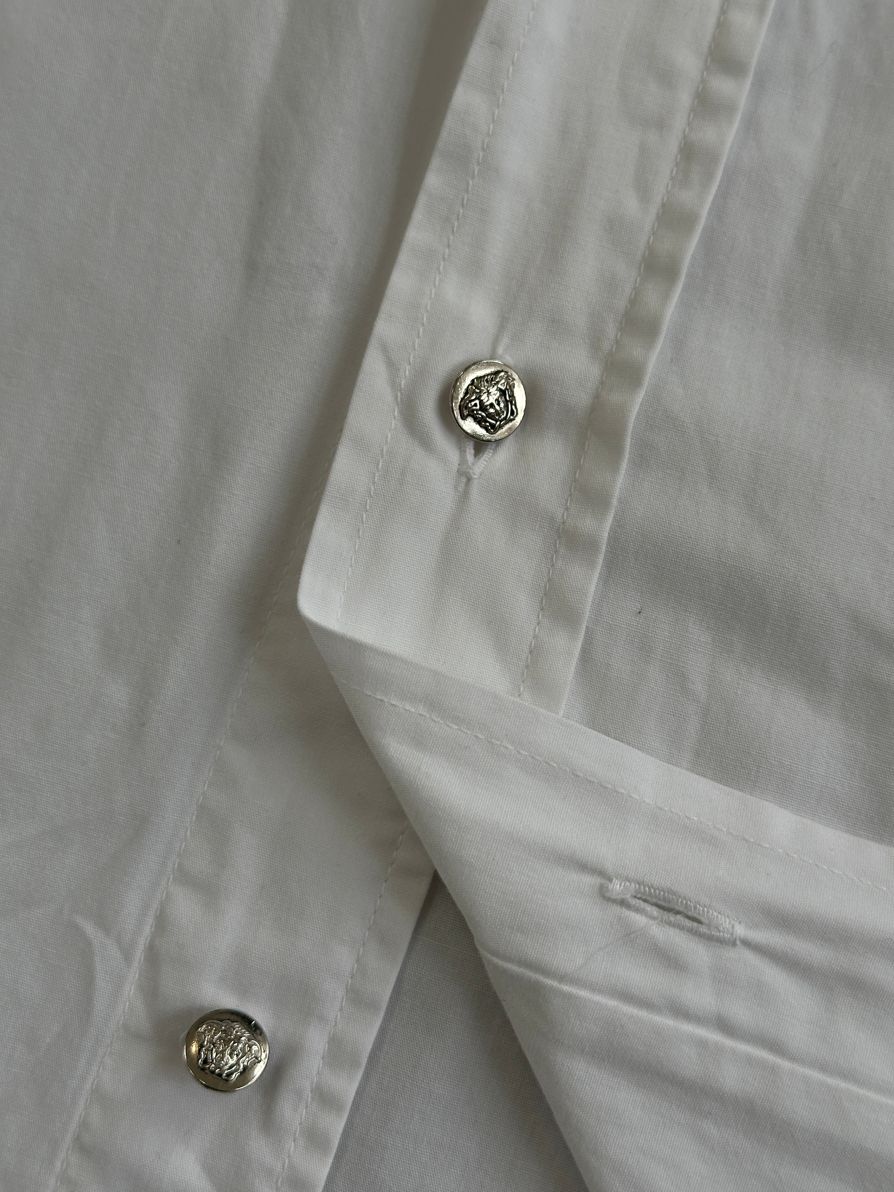 Versace Jeans Couture pure cotton logo shirt in XL, featuring a classic design with the brand's logo on the front.