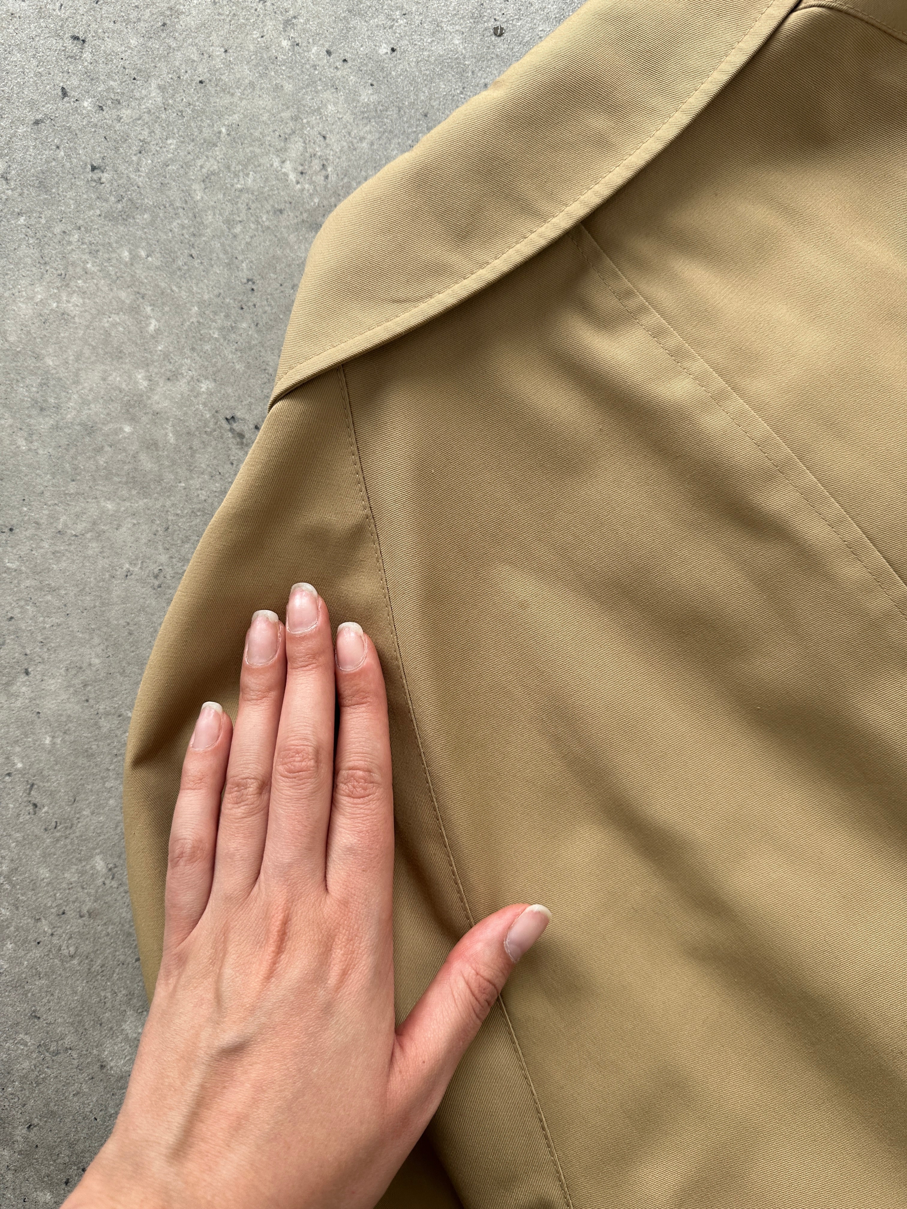 Vintage XL trench coat with concealed placket, belted design, classic style, and timeless silhouette, suitable for layered autumn look.