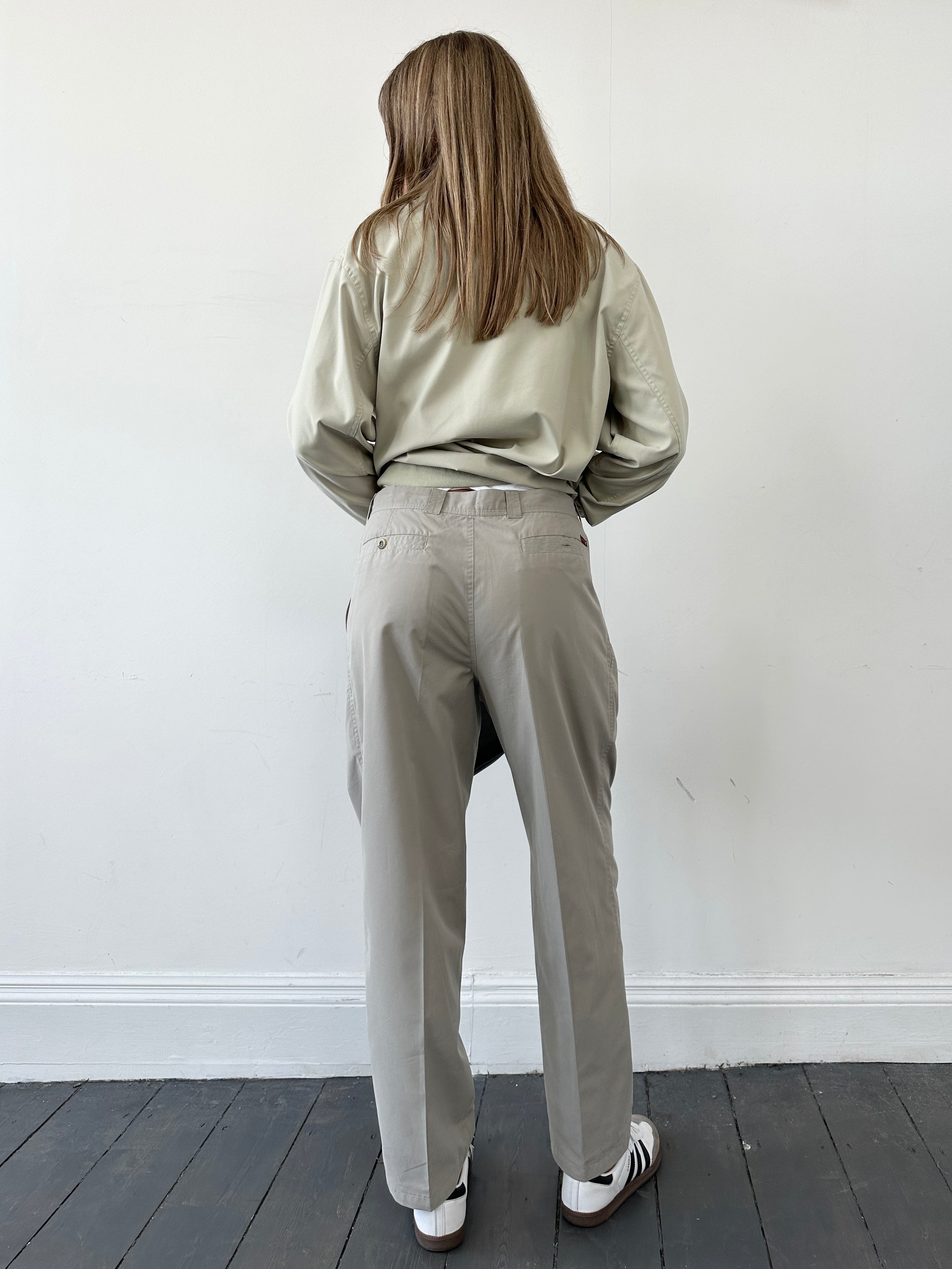 Vintage brand vintage straight leg pleated relaxed trousers in size W32, shown on a model with a classic fit and neutral background.
