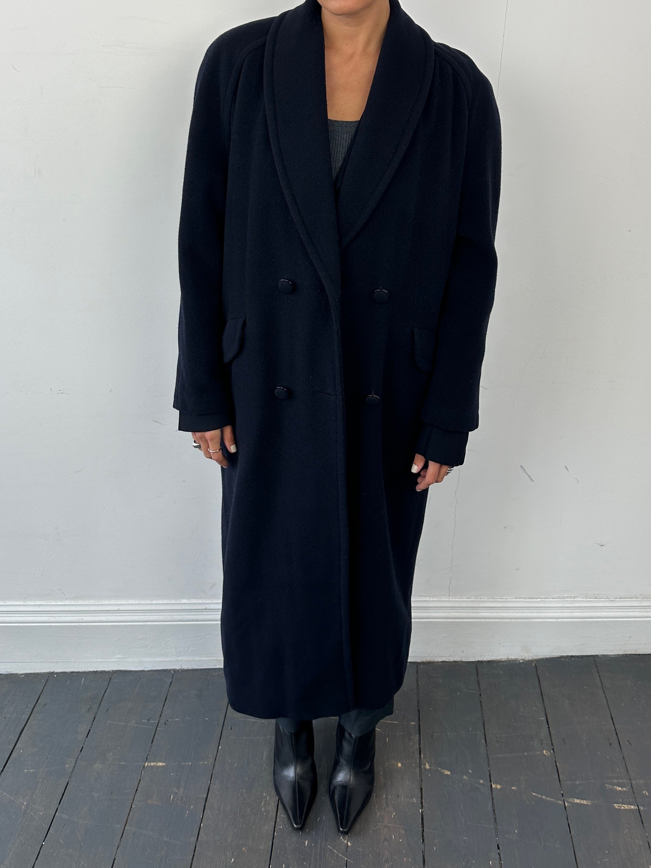 Vintage British double-breasted wool cashmere coat in size M, featuring classic vintage style and tailored fit.