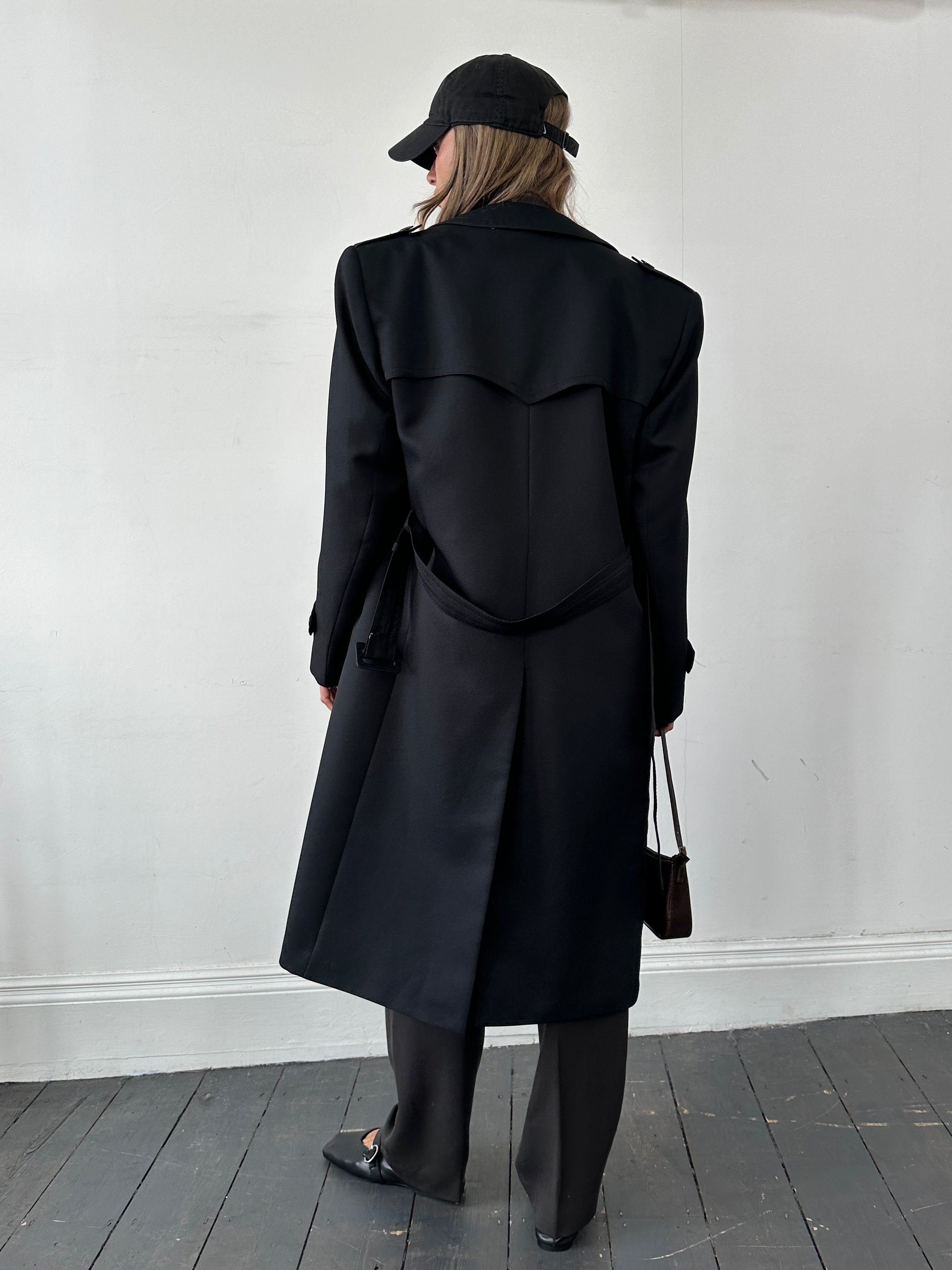 Vintage double-breasted belted trench coat in size L, featuring classic design and stylish lapel details.