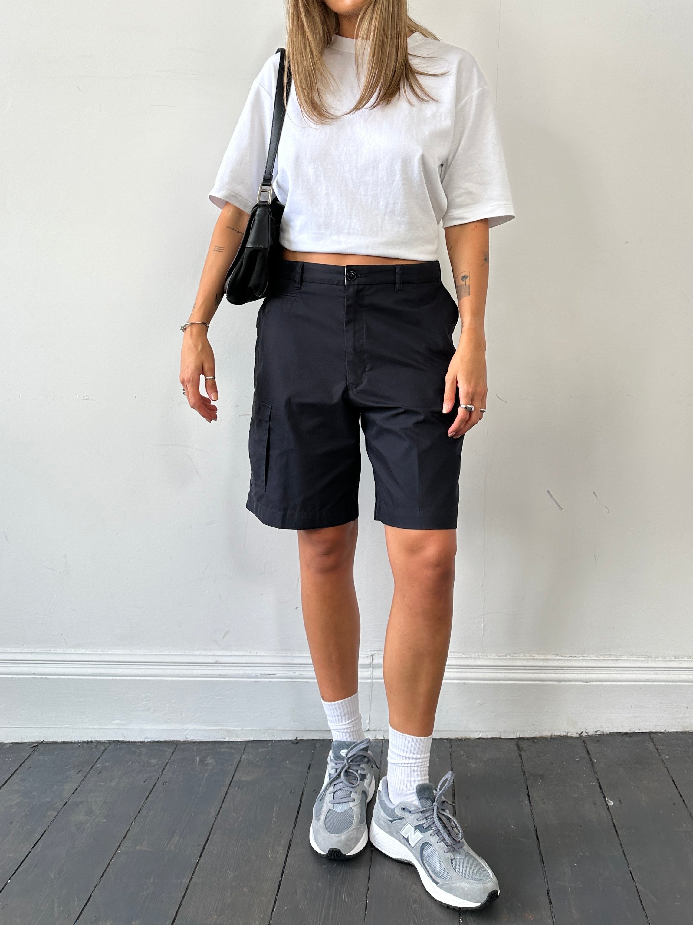 Vintage loose fit relaxed shorts in size W32/34, casual denim style with distressed details and a vintage wash.