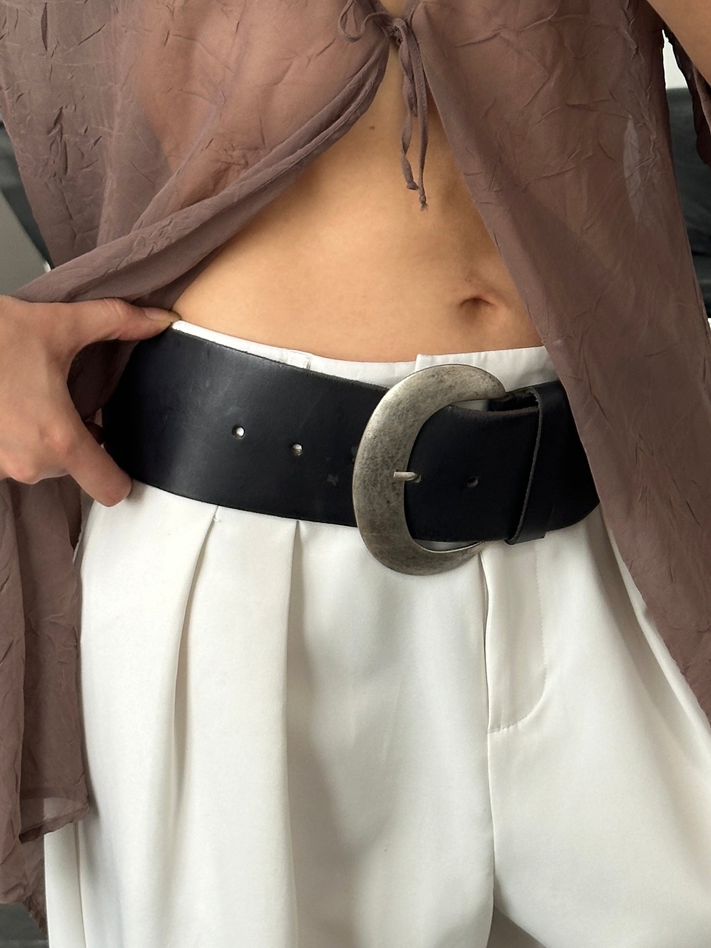 Vintage 1990s chunky leather belt in W30-34 inches, featuring a classic design and durable leather strap.