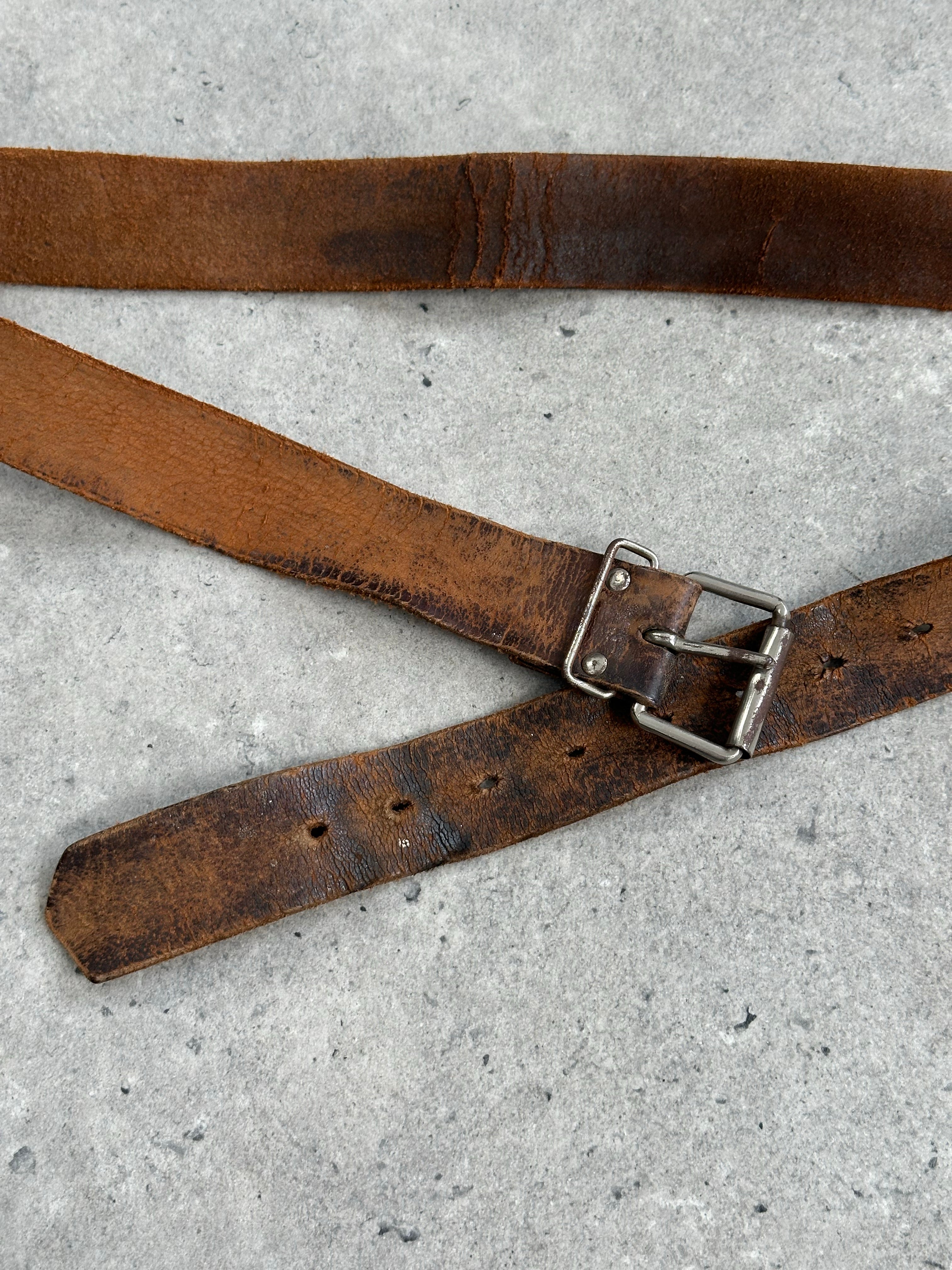 Vintage brand distressed leather belt from the 1980s, aged leather with a worn, vintage look and adjustable W29-39 size.
