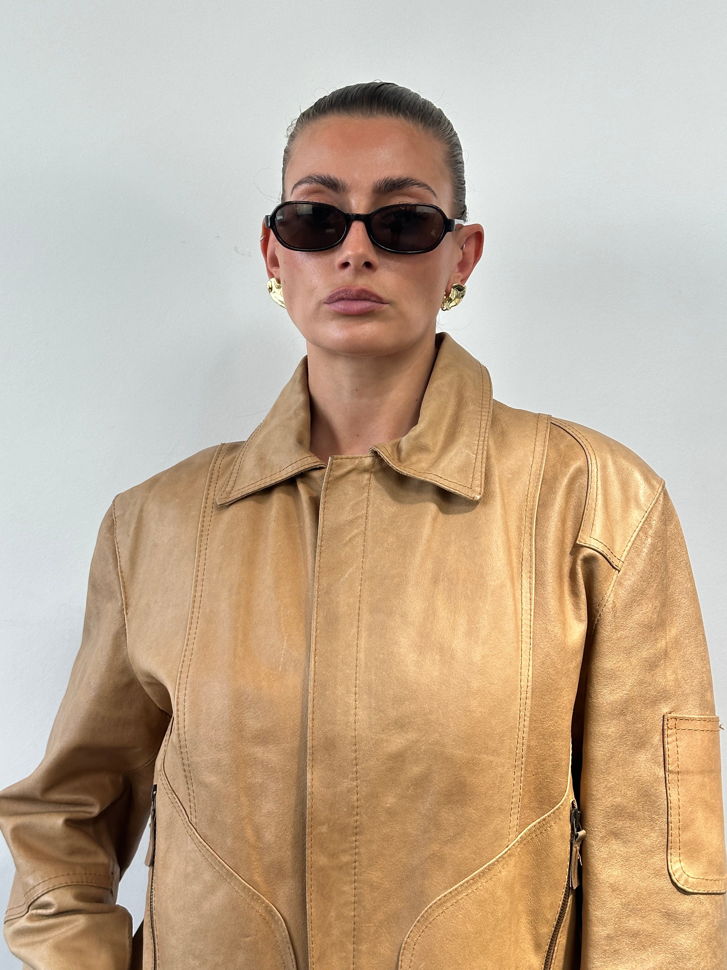 Italian vintage leather jacket in size M/L, featuring classic design and distressed brown leather from the Vintage brand.
