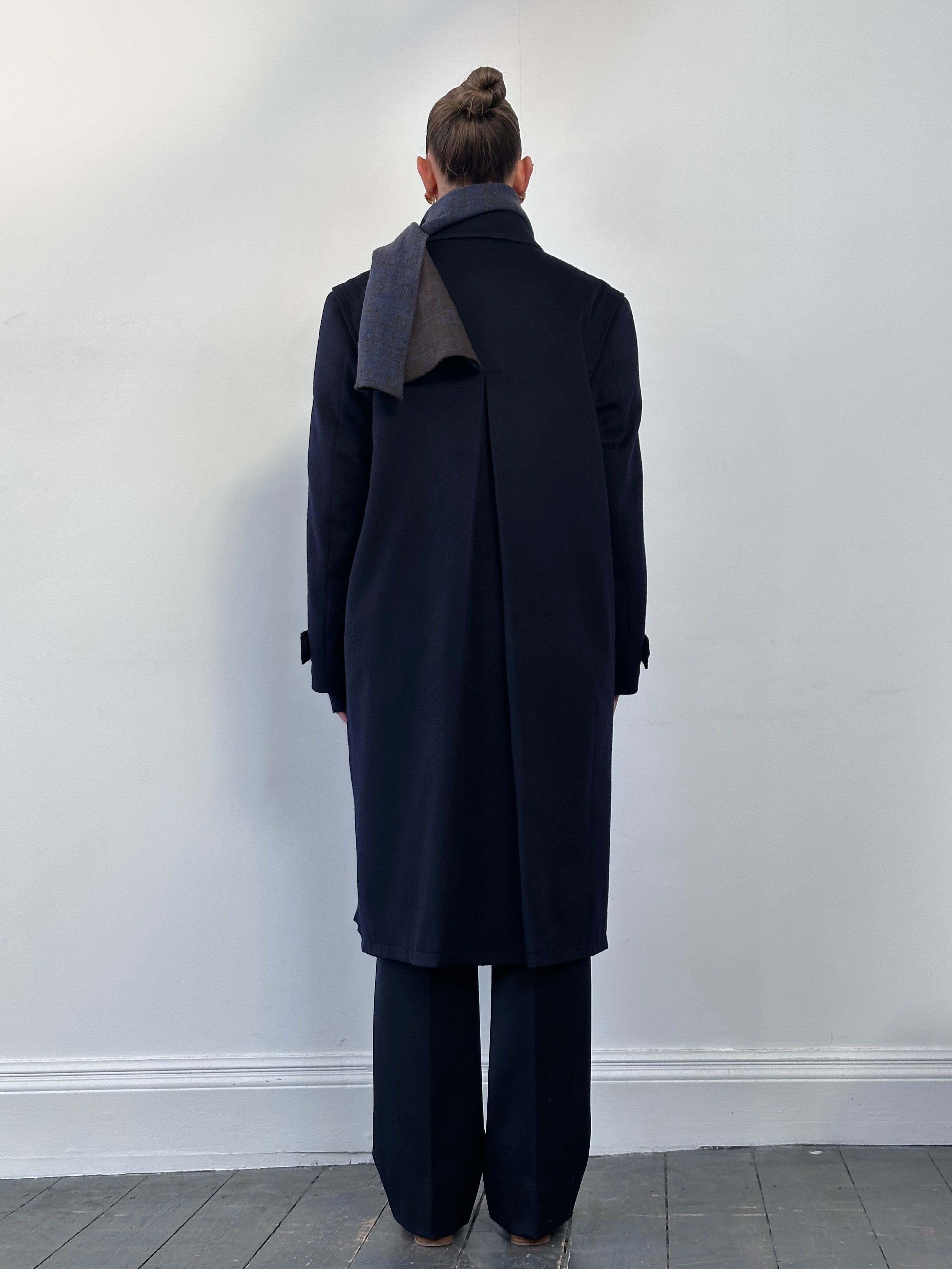 Vintage wool alpaca single-breasted coat in size L, featuring classic design and warm, textured fabric.