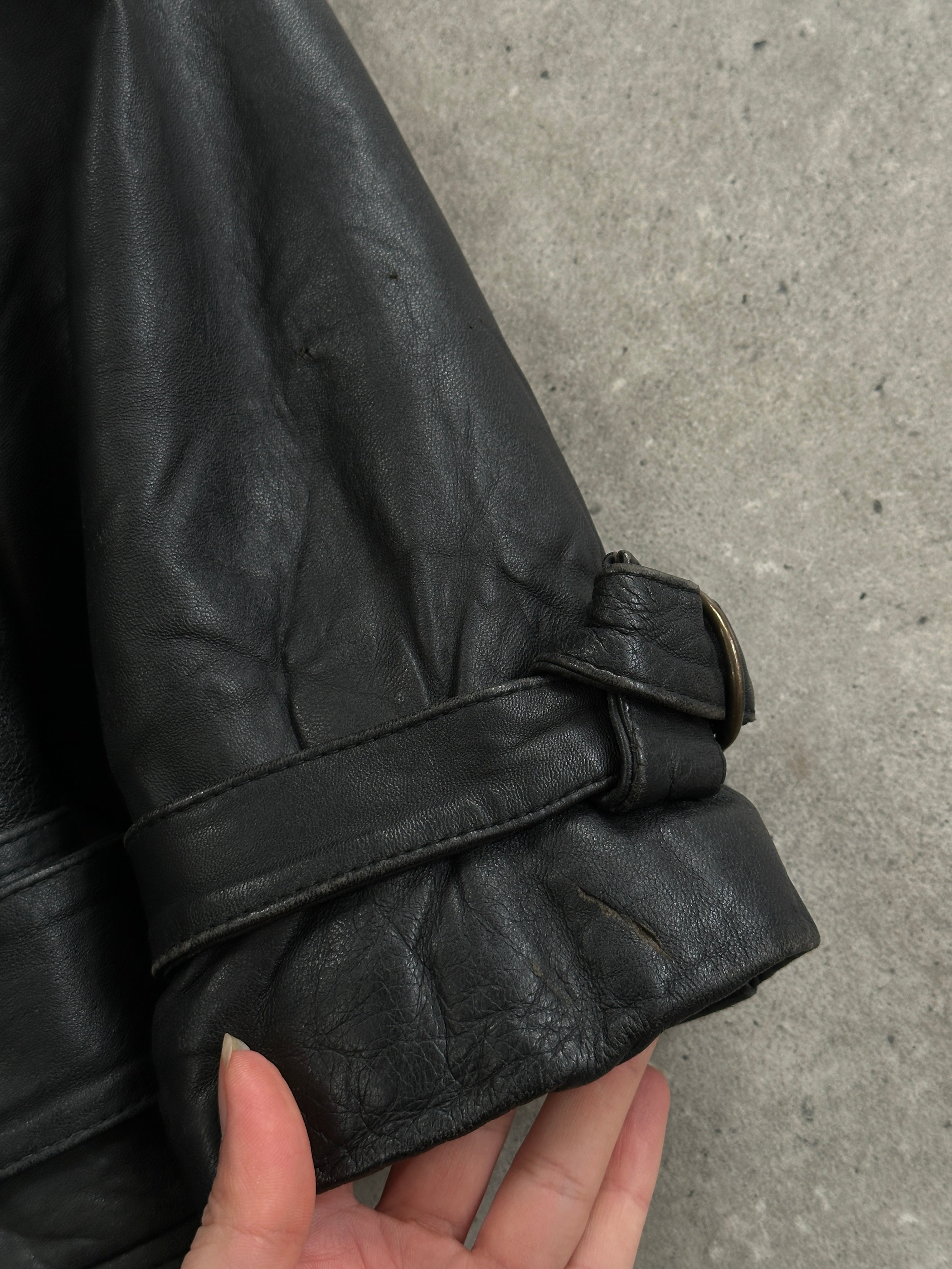 Vintage leather jacket with belted buckle in XL size, featuring a classic design and detailed craftsmanship.
