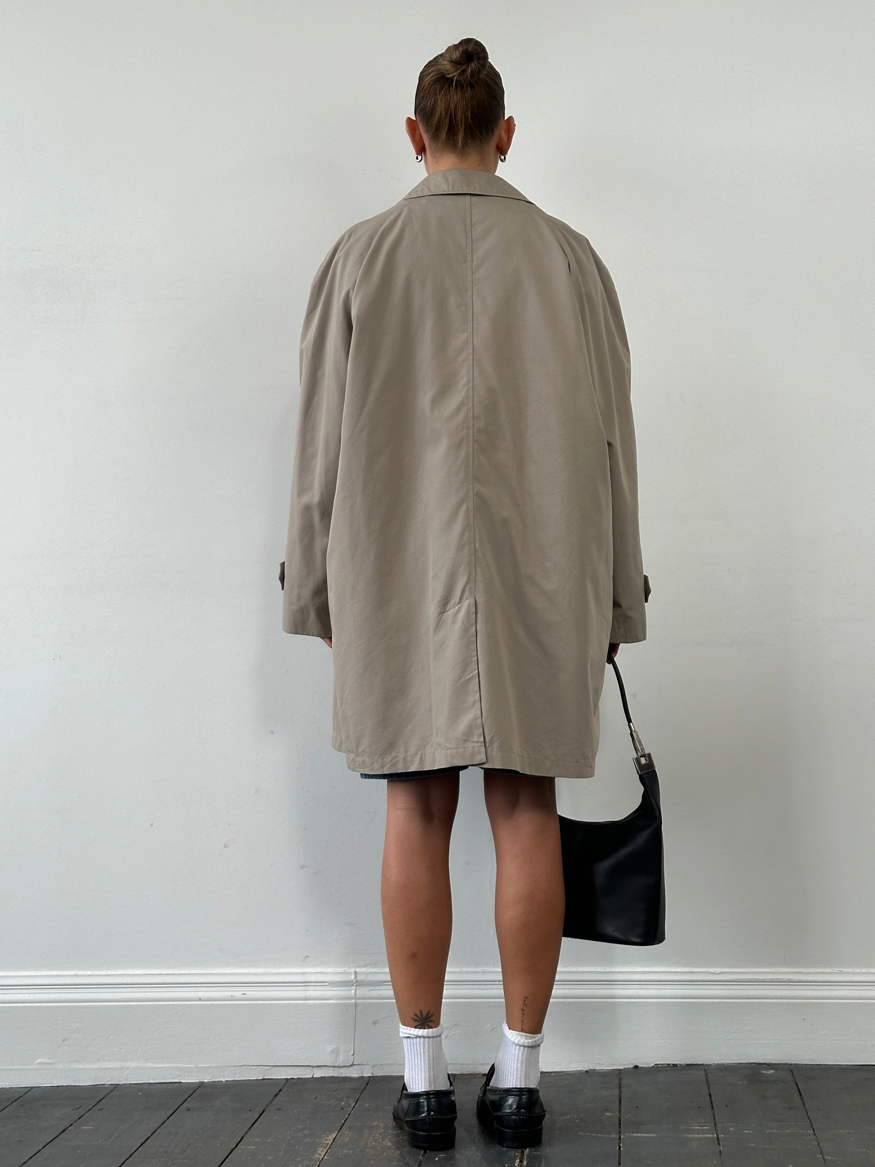 London Fog 1990s cotton trench coat in XL, single-breasted design with classic beige color and belted waist, displayed on a hanger.