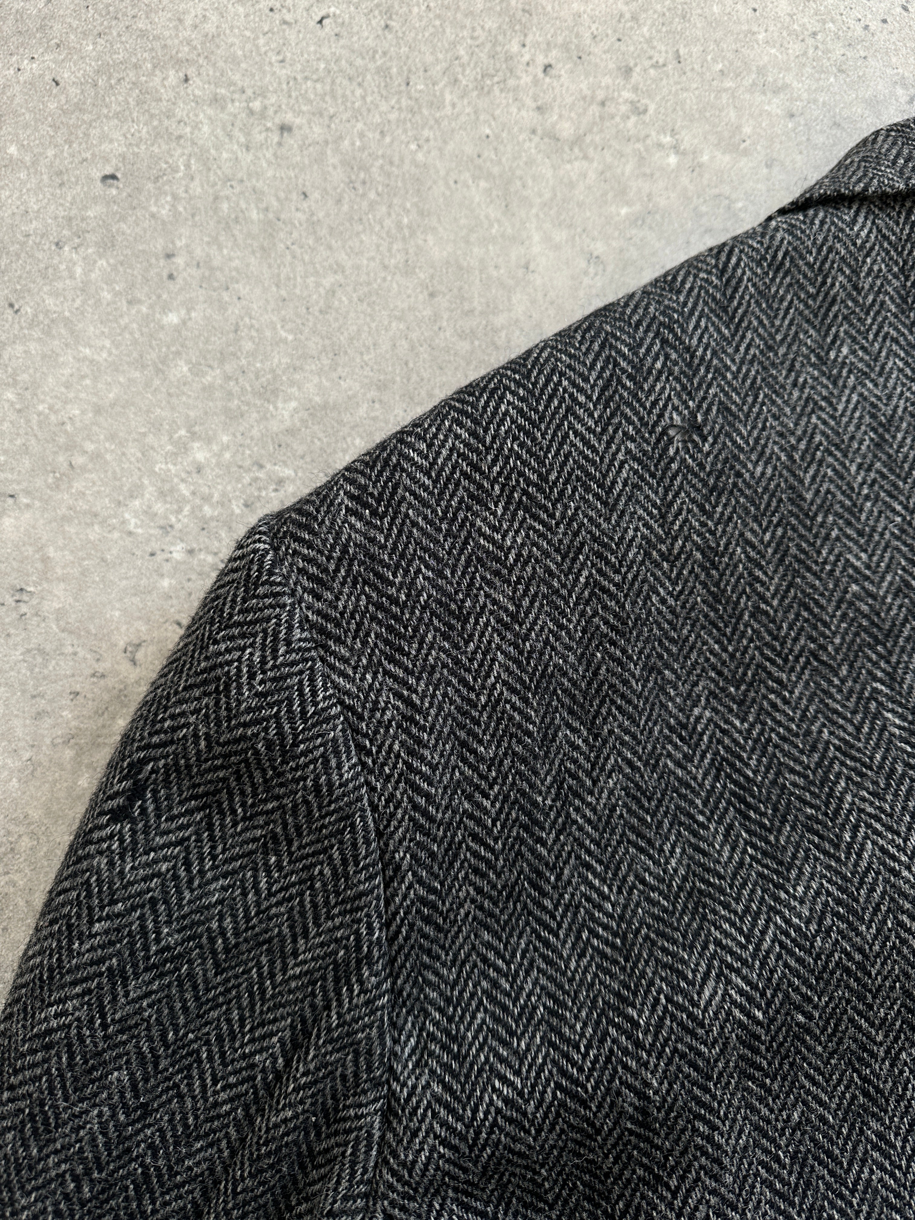 Burberry 1990s pure wool herringbone blazer, single-breasted, in size 46R/XXL, with classic tailored fit and timeless pattern.