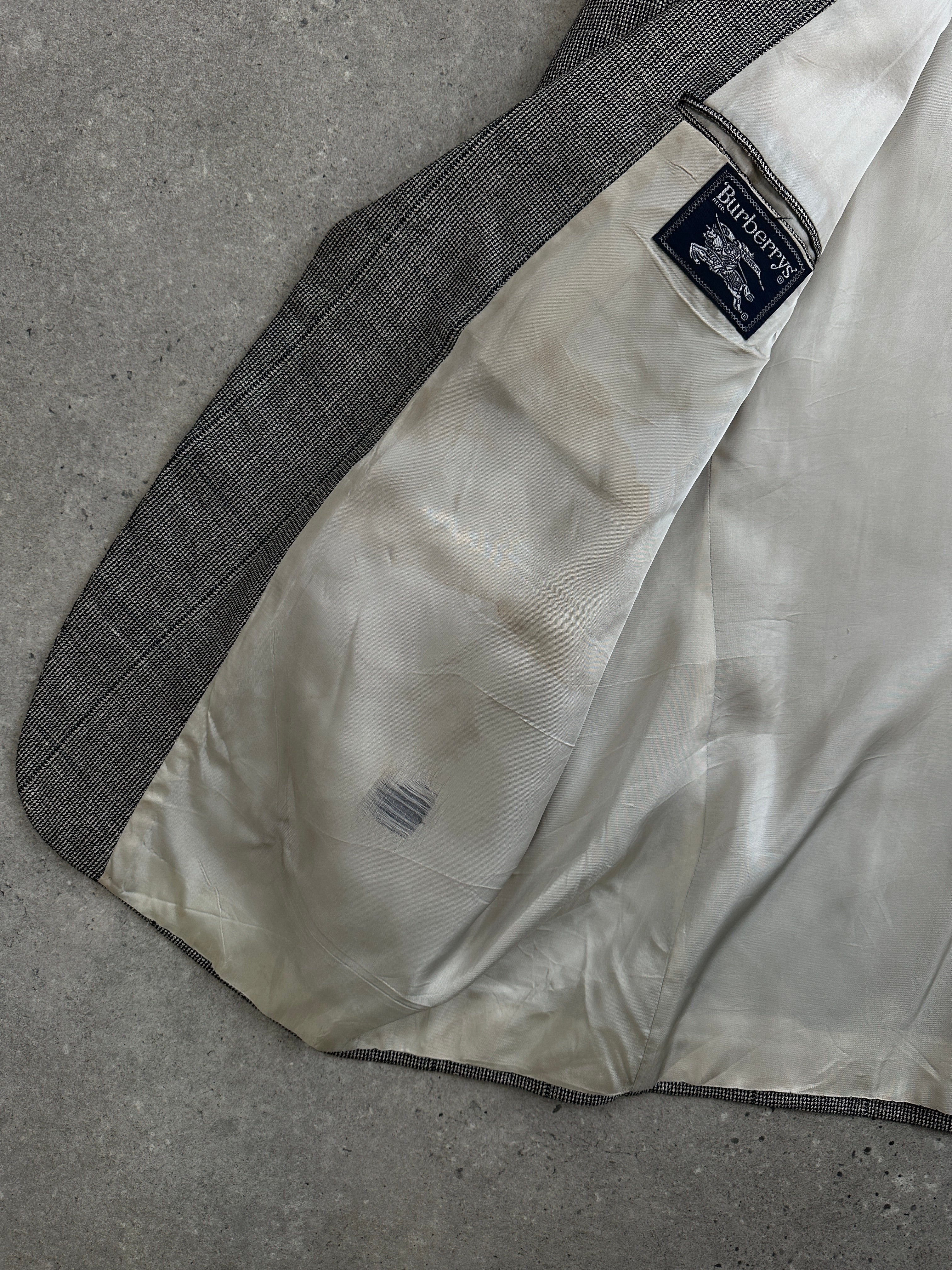 Burberry 1990s wool micro check single-breasted blazer in size 46R/XXL, classic tailored design with check pattern.