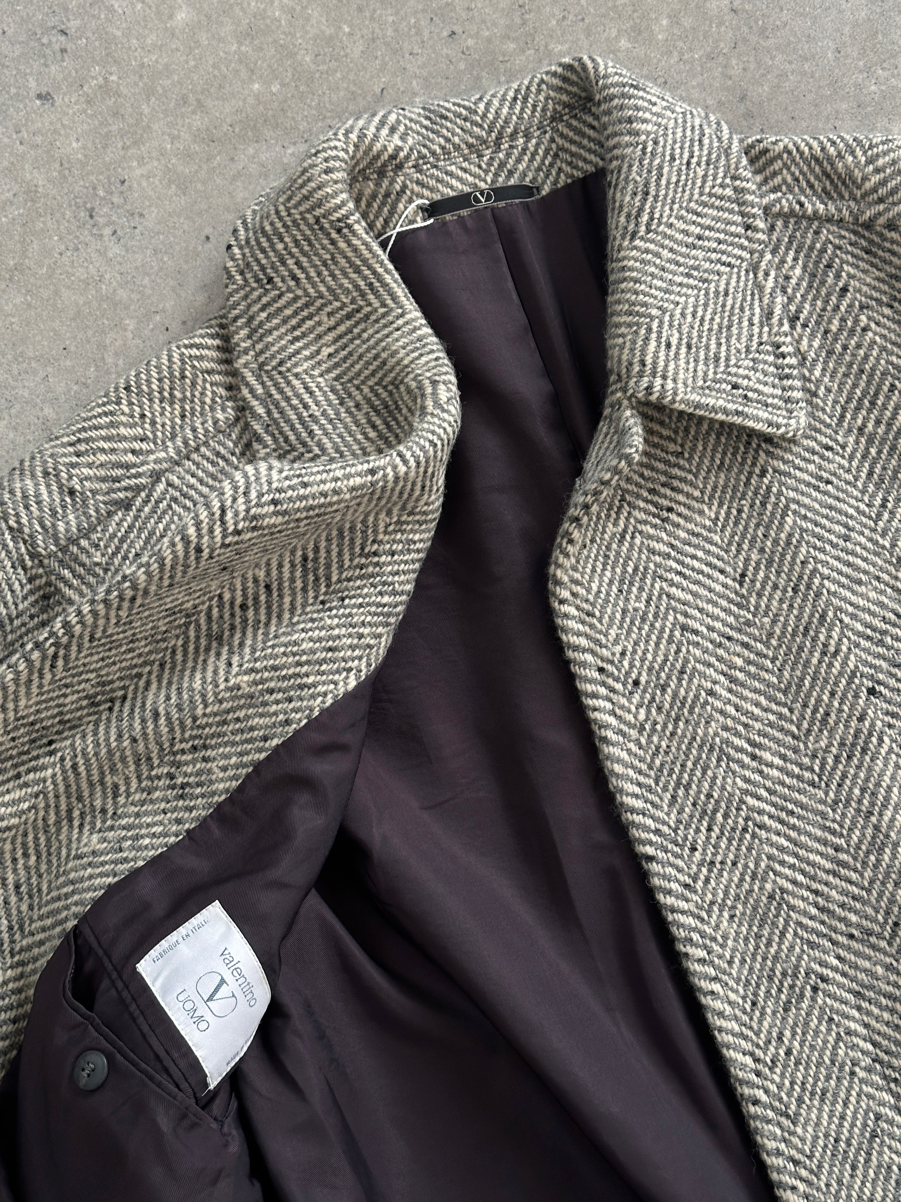 Valentino 1990s pure wool herringbone belted coat in XL/XXL, stylish vintage coat with classic herringbone pattern and waist belt.