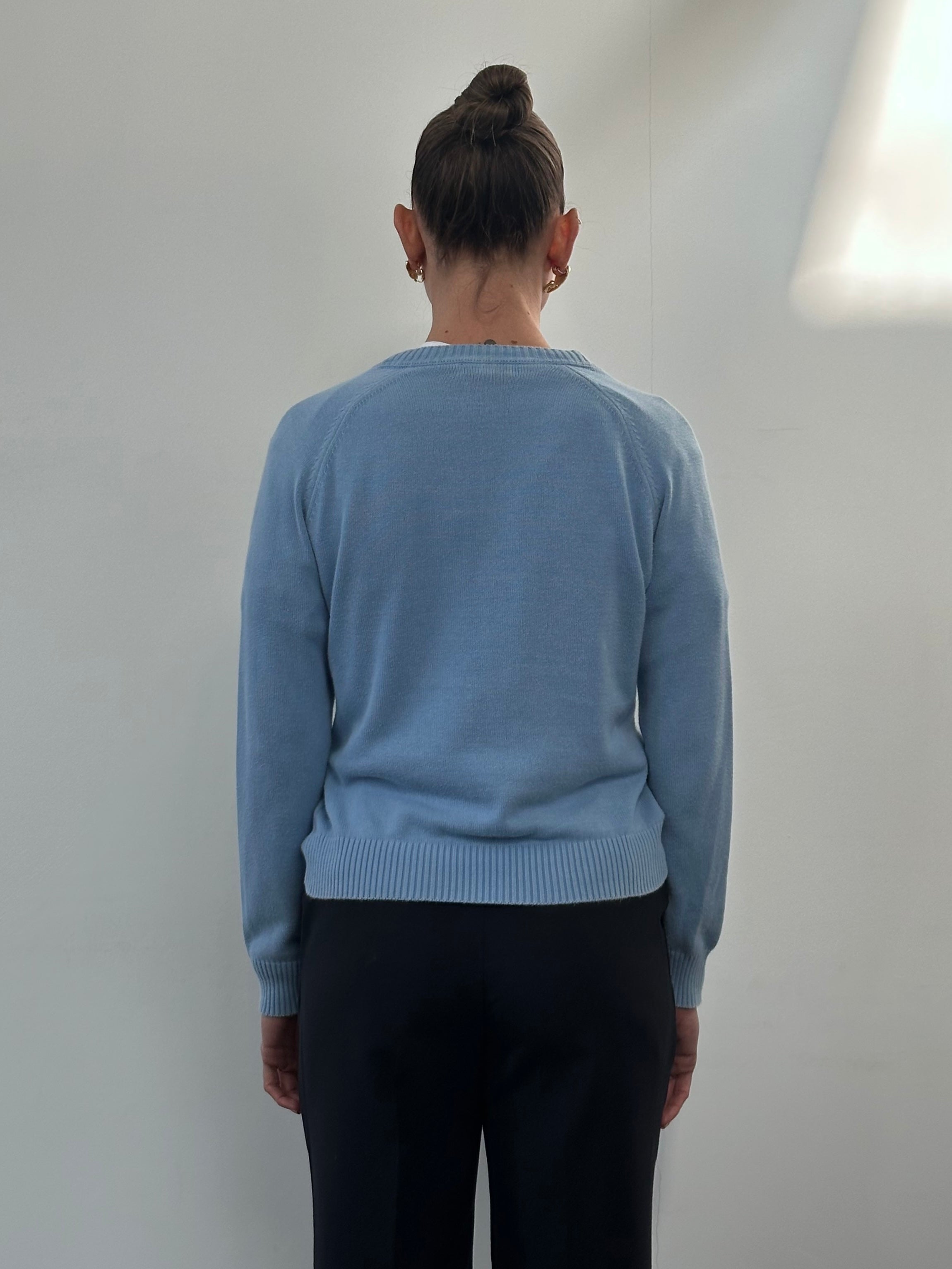 Burberry London 00s V-neck cotton jumper in navy with logo detail, displayed on a mannequin, size small.