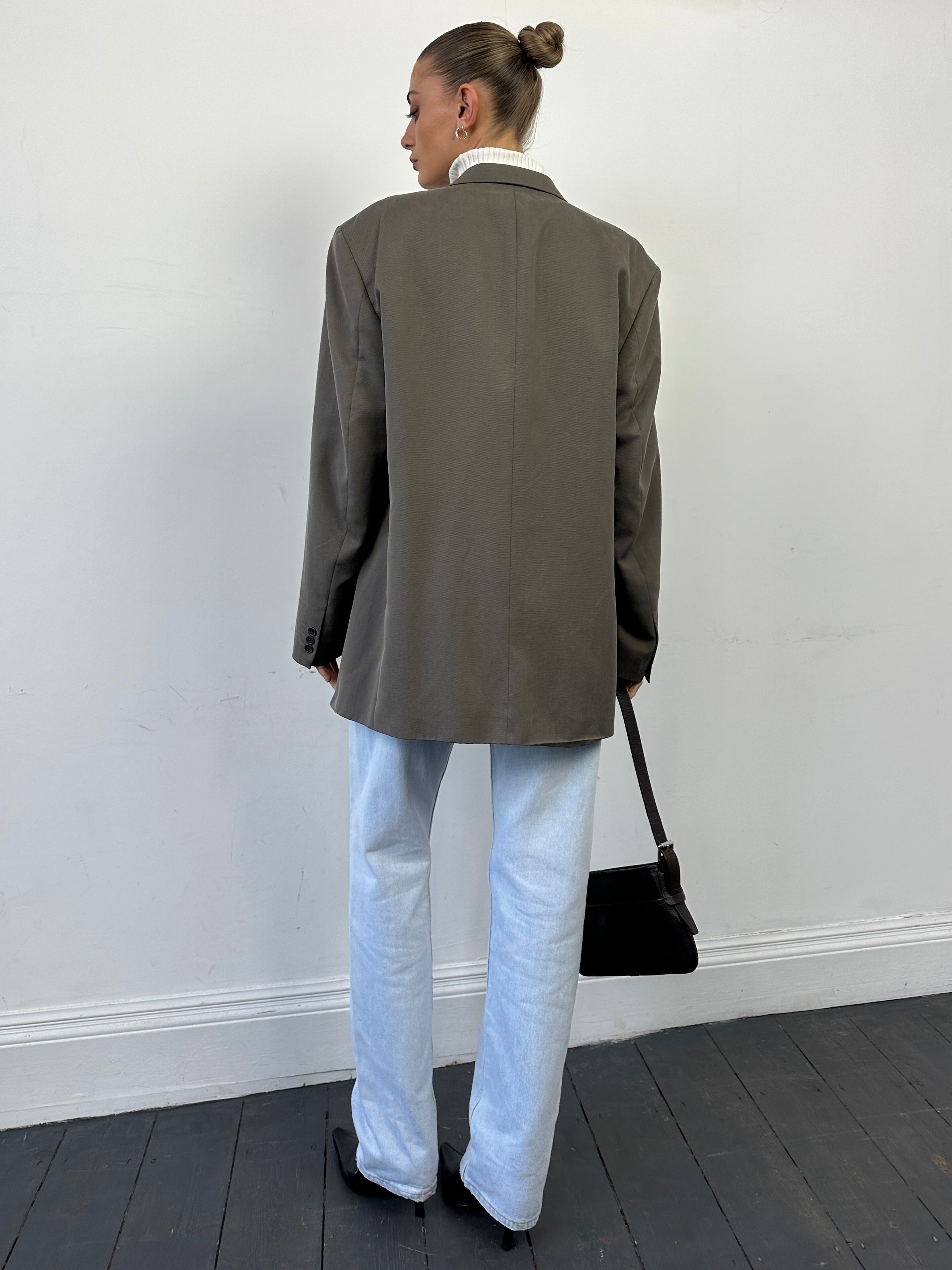 Vintage relaxed single-breasted blazer in size L/XL, tailored fit with classic lapels and button closure, seen in the image.