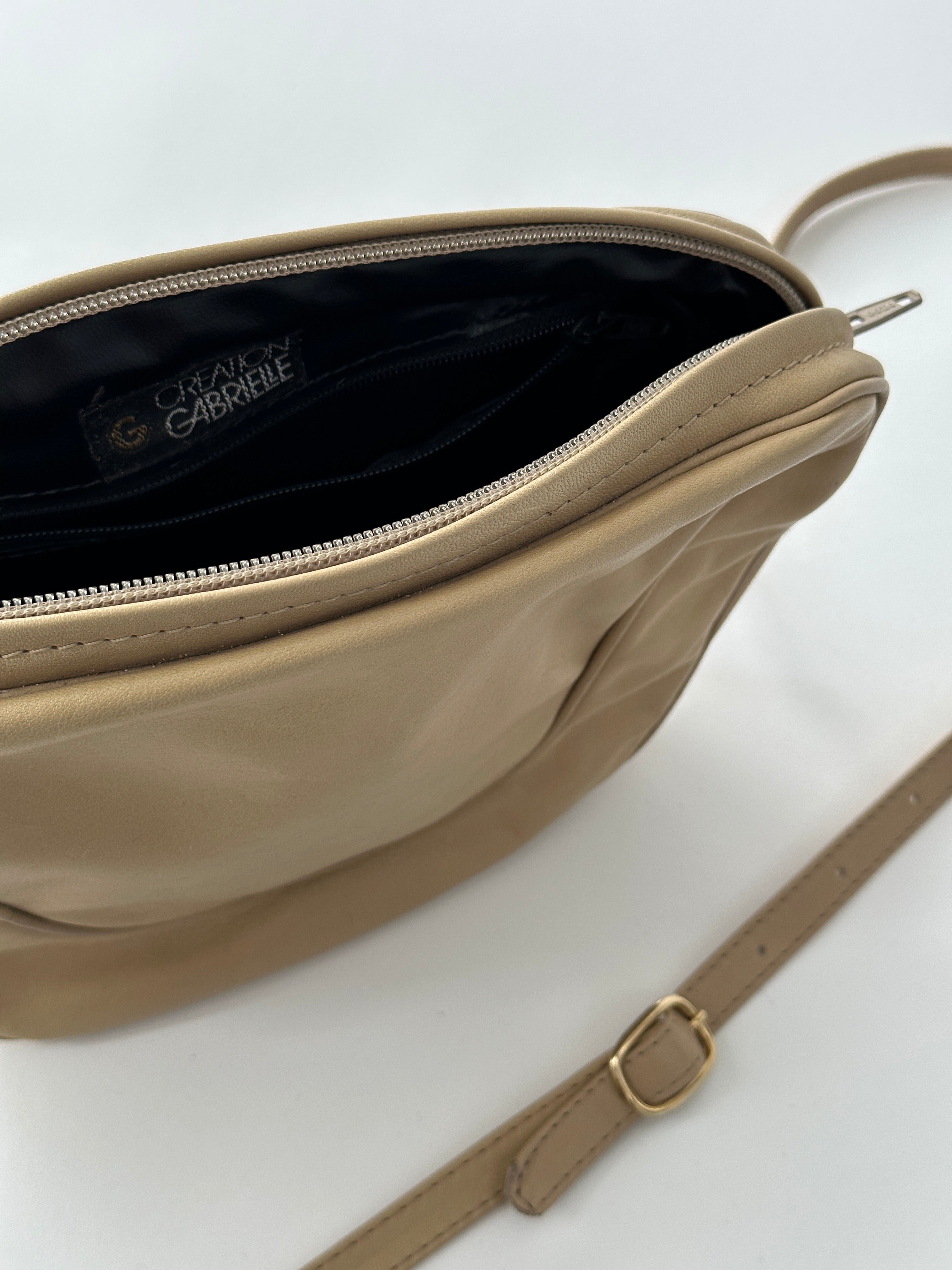 Vintage faux leather crossbody bag featuring a classic design with adjustable strap and metal hardware.