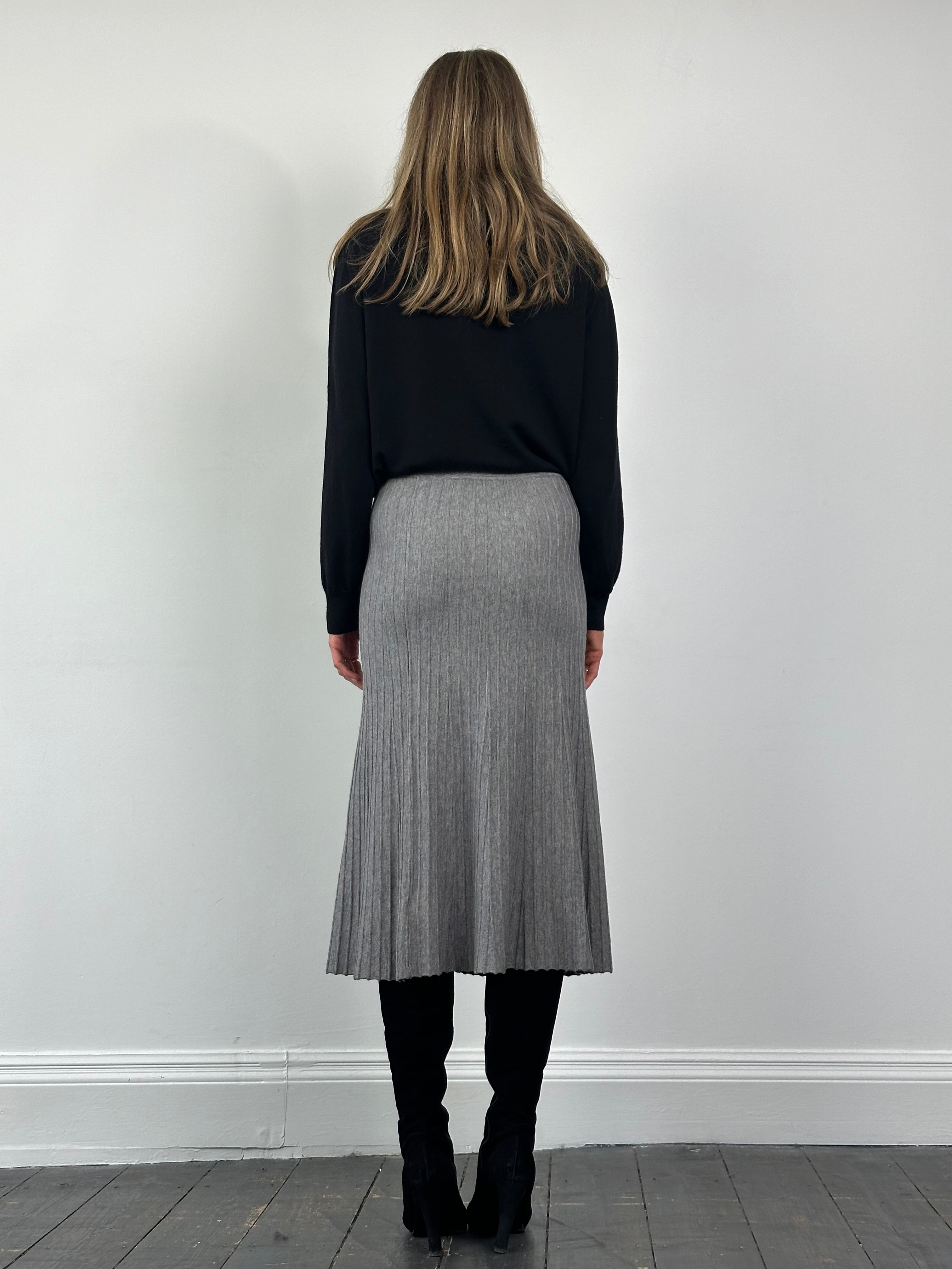 Vintage ribbed elasticated midi skirt in neutral tones, showing its high-waisted design and textured fabric.