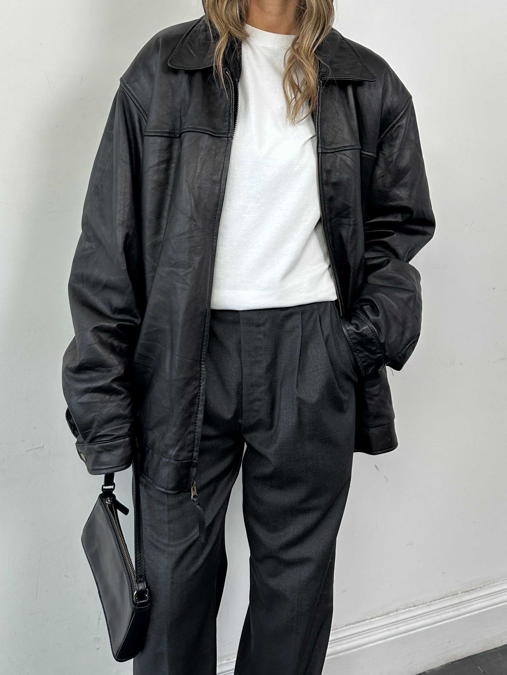 Vintage minimal leather bomber jacket in XL/XXL, featuring a classic design with smooth leather and a sleek, timeless silhouette.