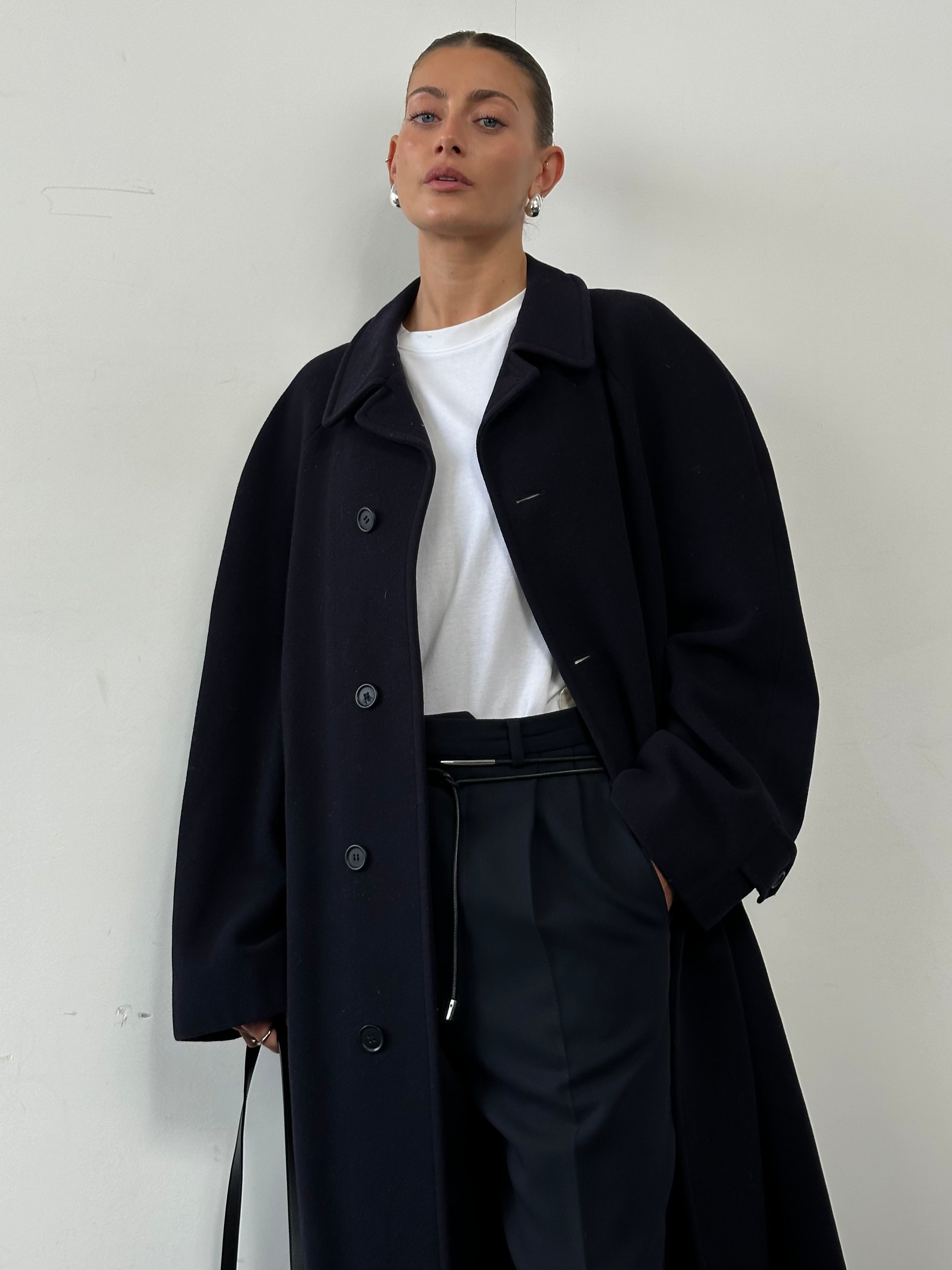 Yves Saint Laurent Pour Homme wool cashmere single-breasted coat in XL, stylish men's coat with classic design and tailored fit.