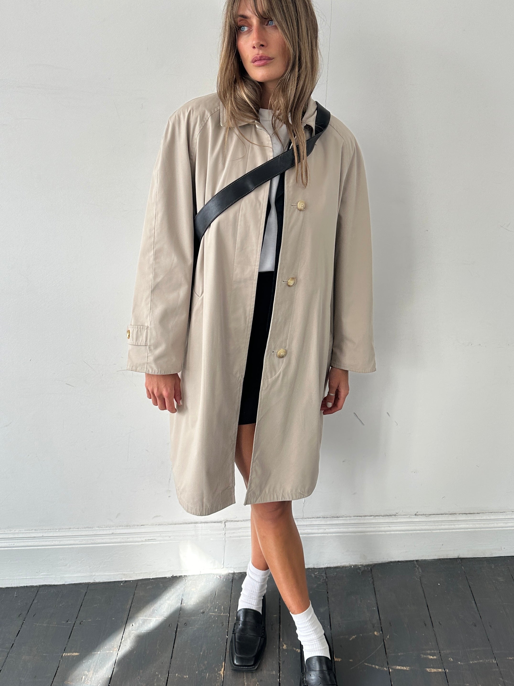 Vintage showerproof reversible trench coat in size M, featuring classic style and durable waterproof fabric.