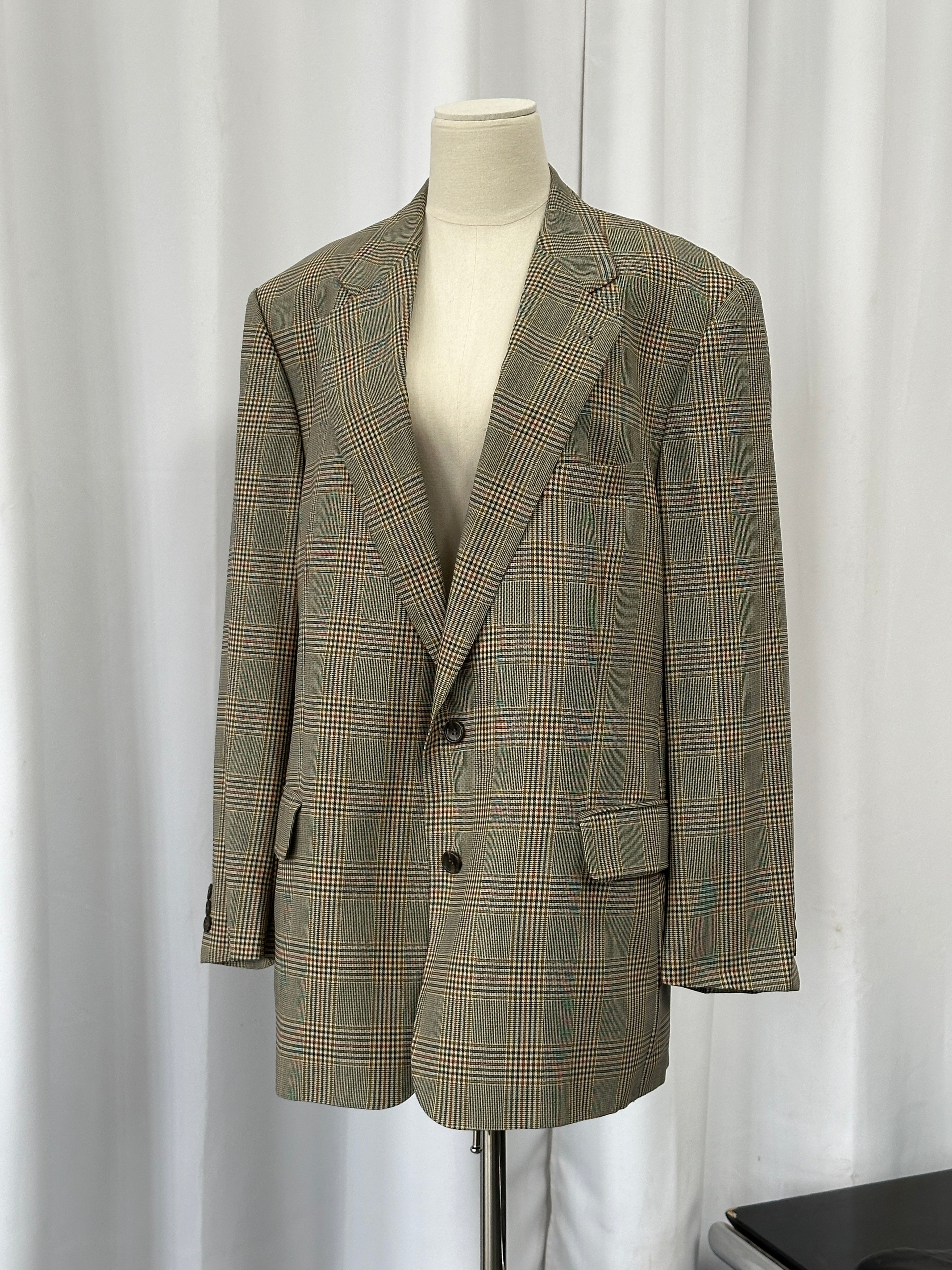 Burberry 1980s pure wool single-breasted check blazer in size 44R/XL, tailored fit with classic Burberry check pattern.