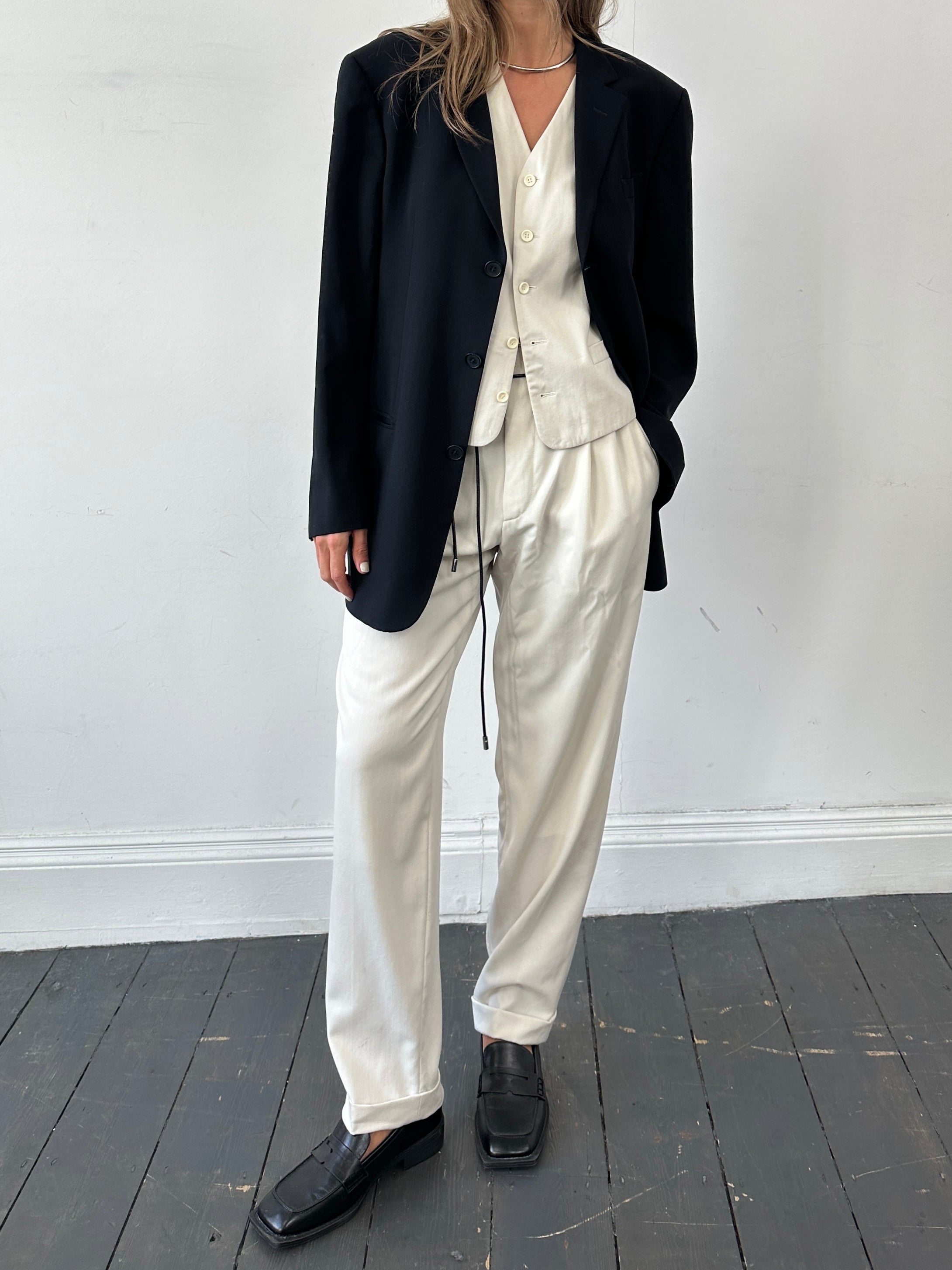 Emporio Armani wool single-breasted blazer in size 44R/L, tailored fit with notch lapels and classic design.