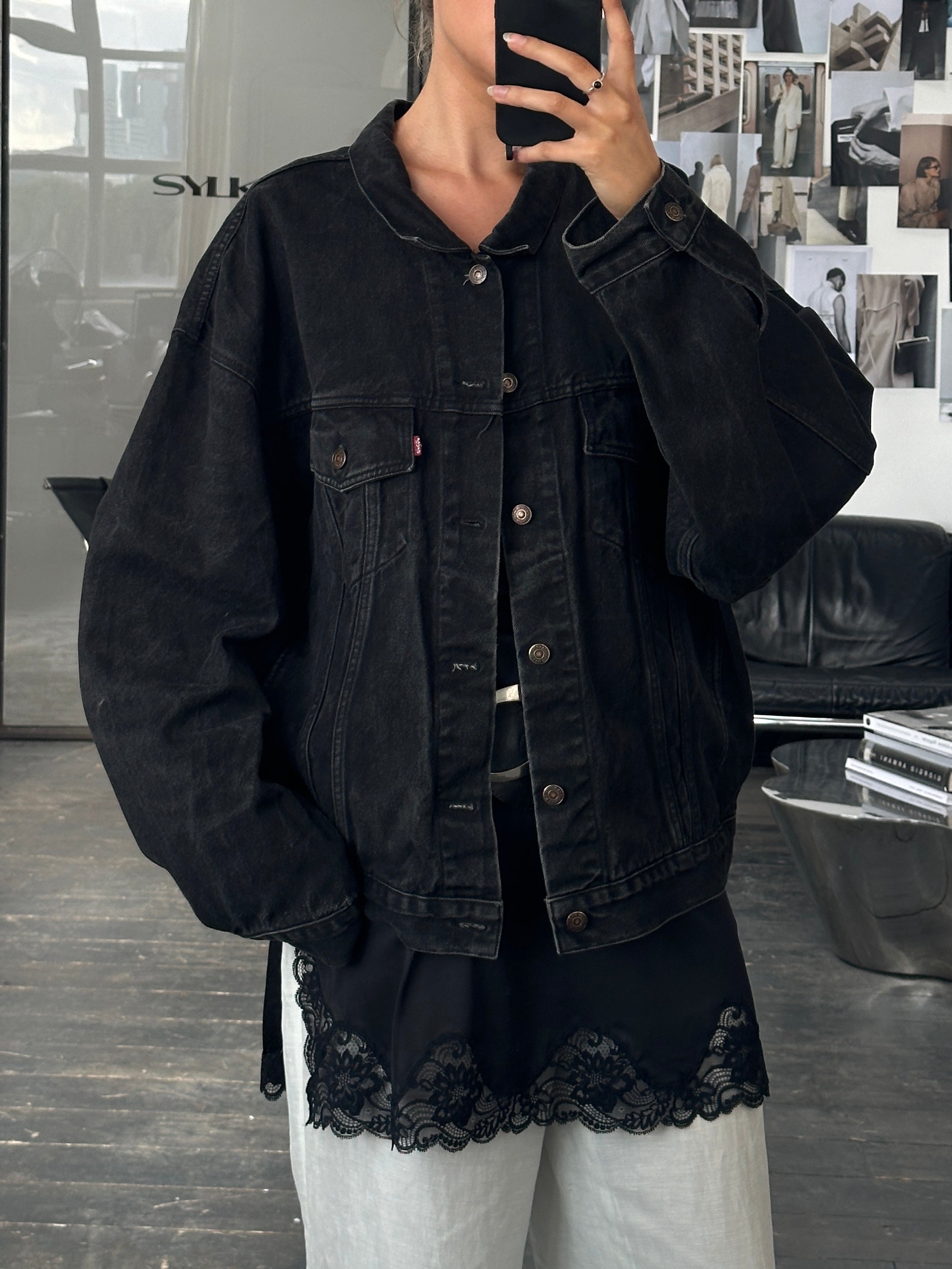Levi’s 1990s washed denim jacket in XXL, featuring classic fit, faded blue denim, and button-front closure.