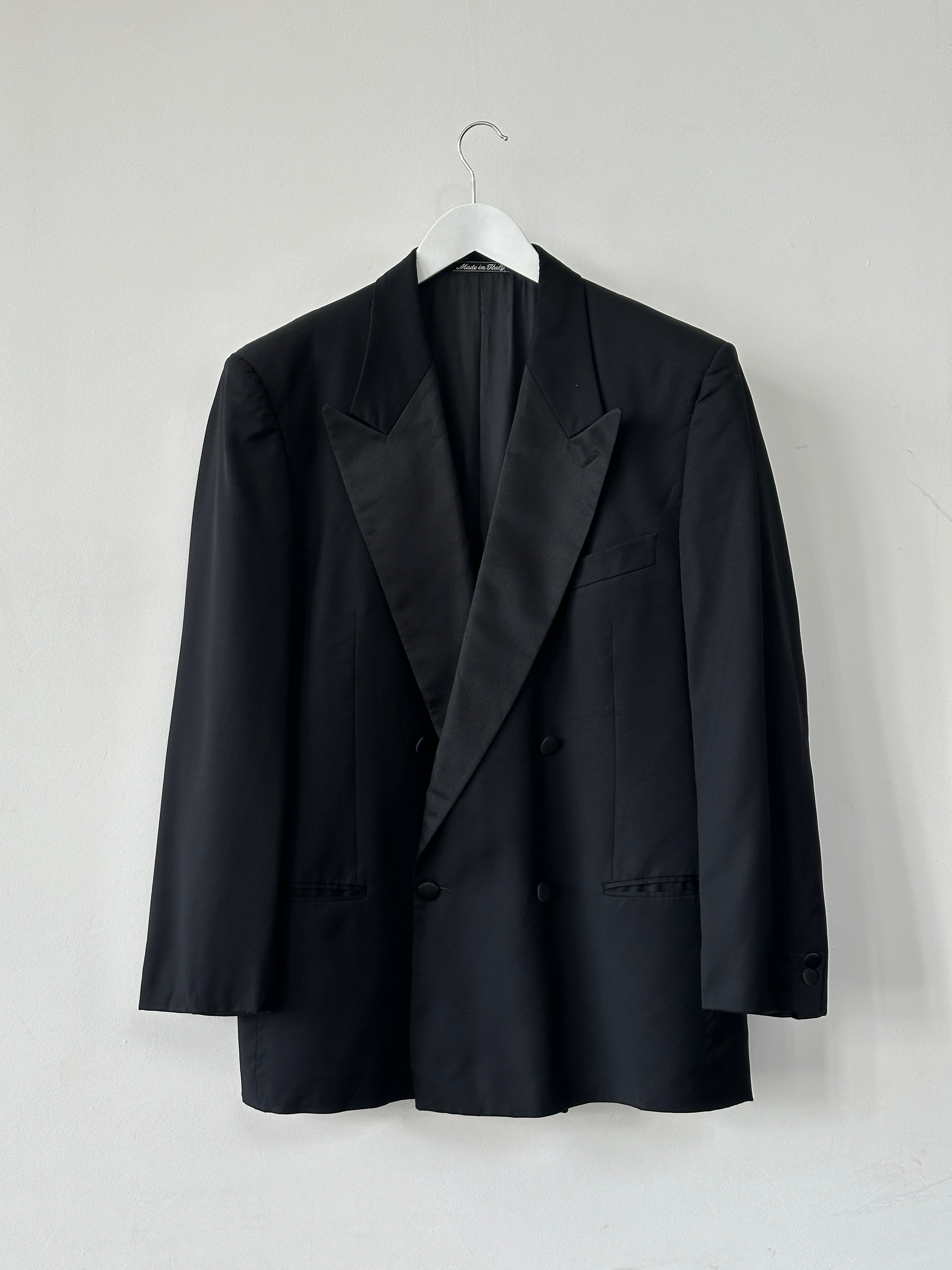Giorgio Armani double-breasted blazer in size L/XL, tailored black blazer with classic lapels and structured fit.
