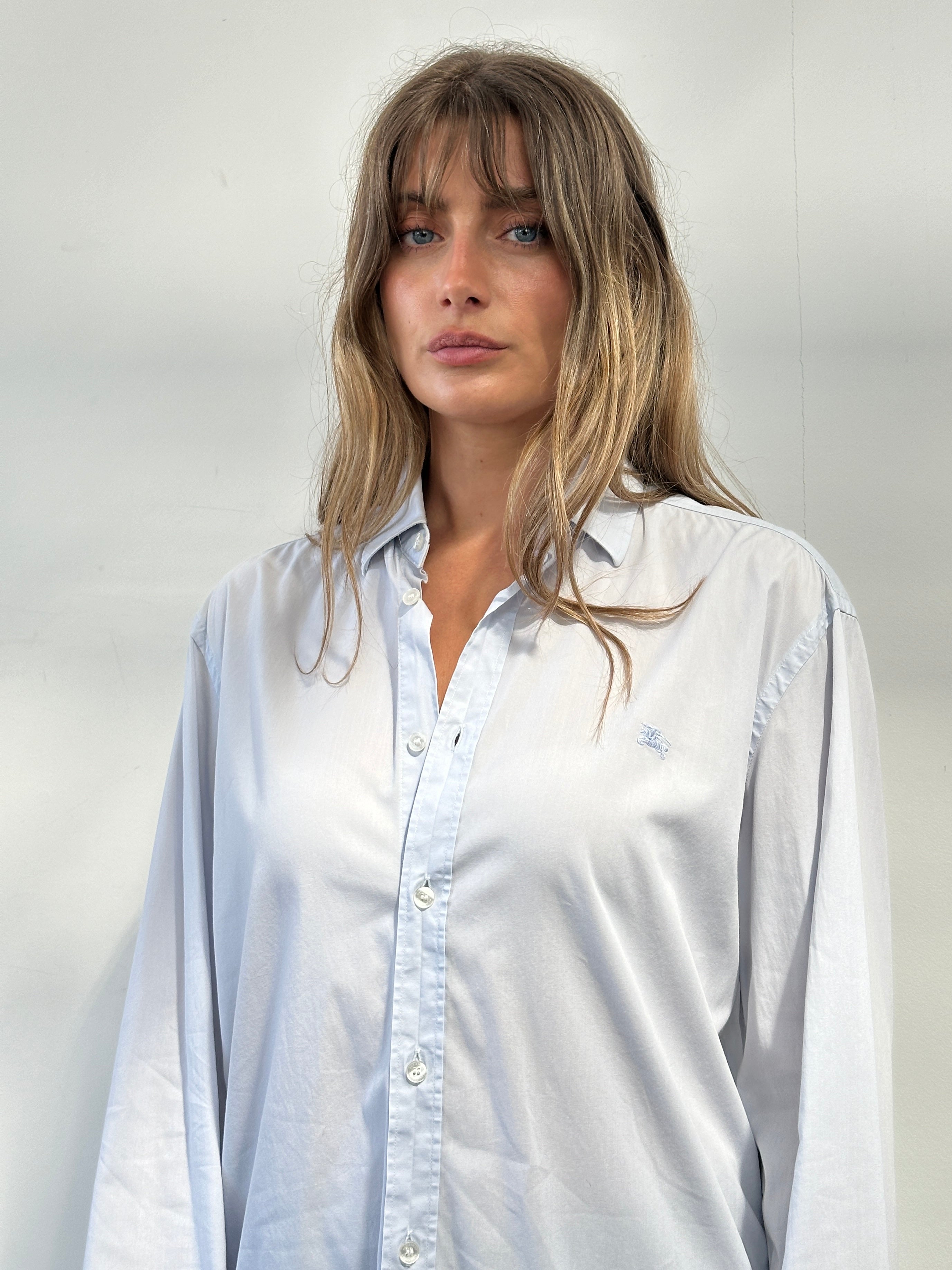 Burberry Brit cotton logo shirt in size M, featuring classic design with the iconic Burberry logo on the front.