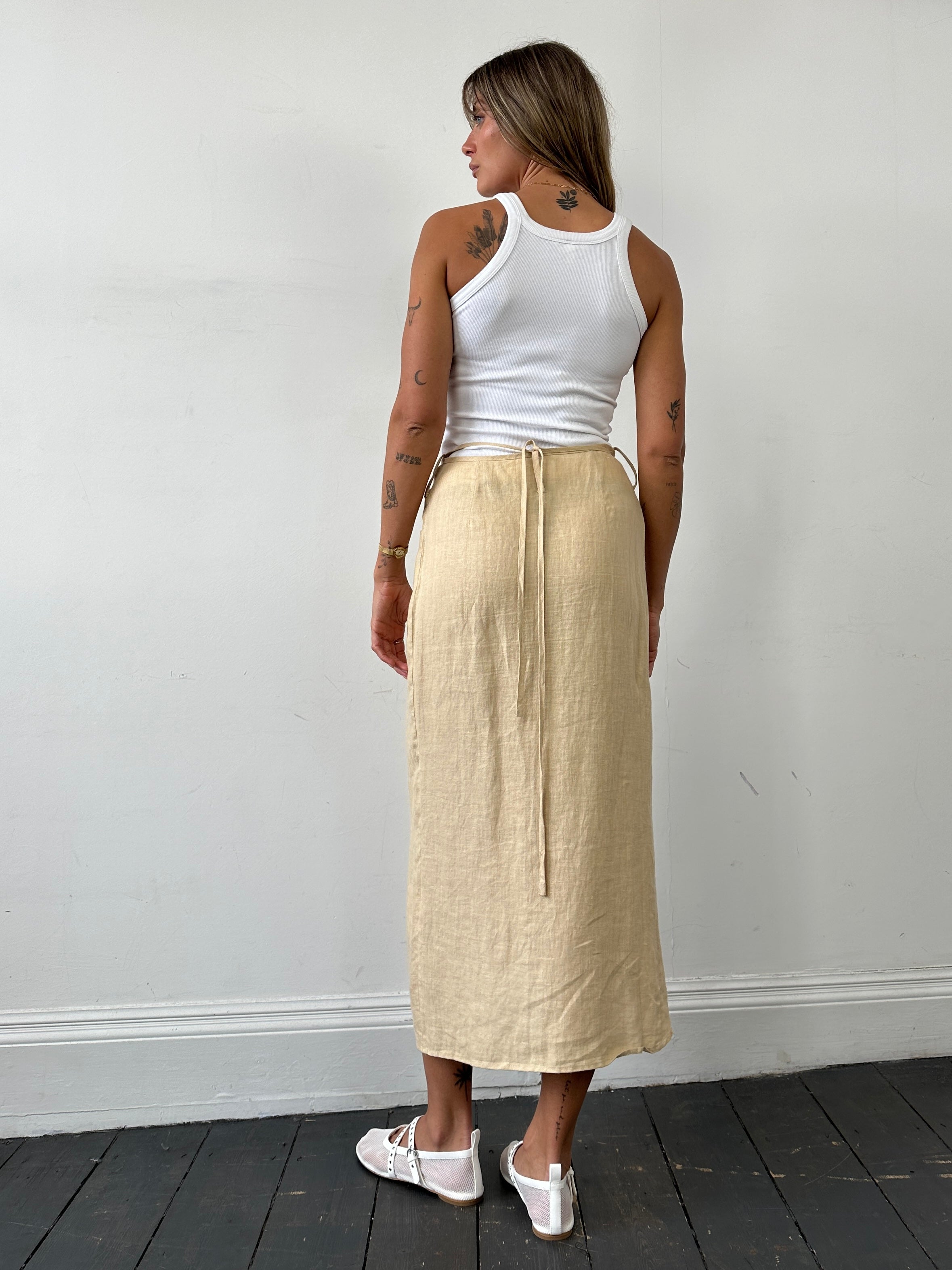 Italian Vintage pure linen midi wrap skirt in S/M, featuring a classic, breathable design with a stylish wrap detail.