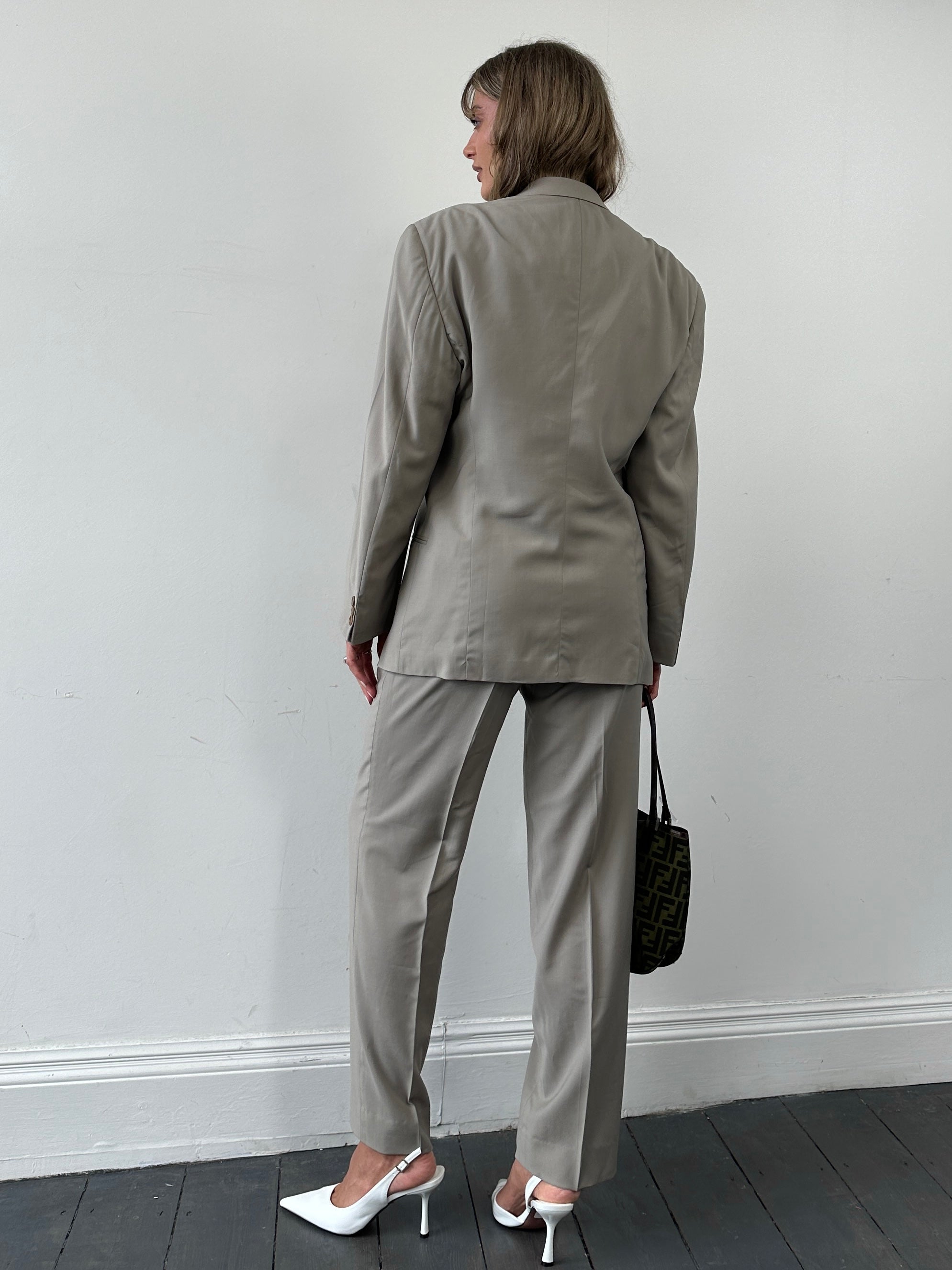 Armani Collezioni pure wool single-breasted suit jumpsuit in size 40R/W30, tailored fit, stylish formal wear.