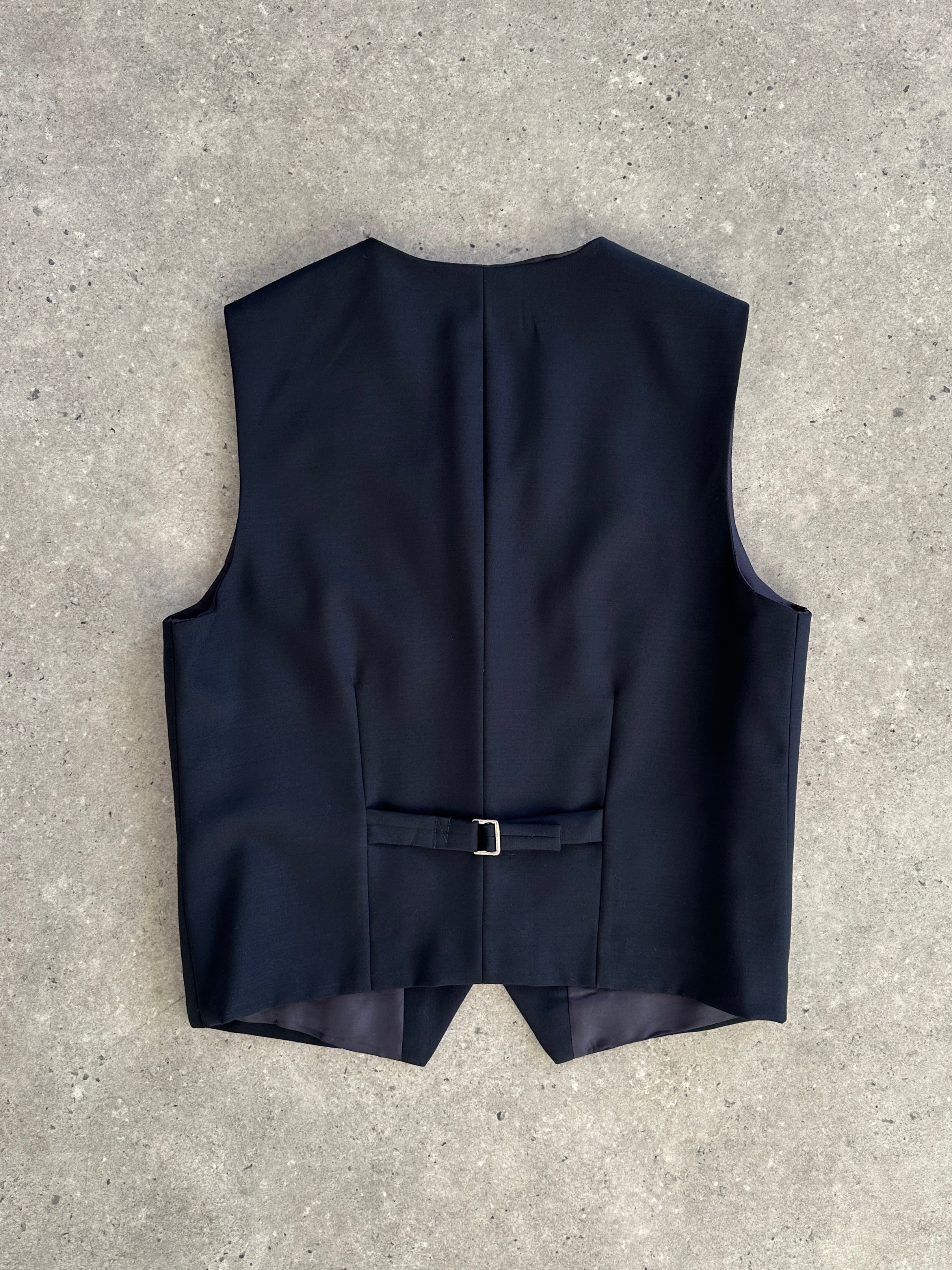 Vintage wool tailored waistcoat in size M, close-up showing classic design and fine craftsmanship.