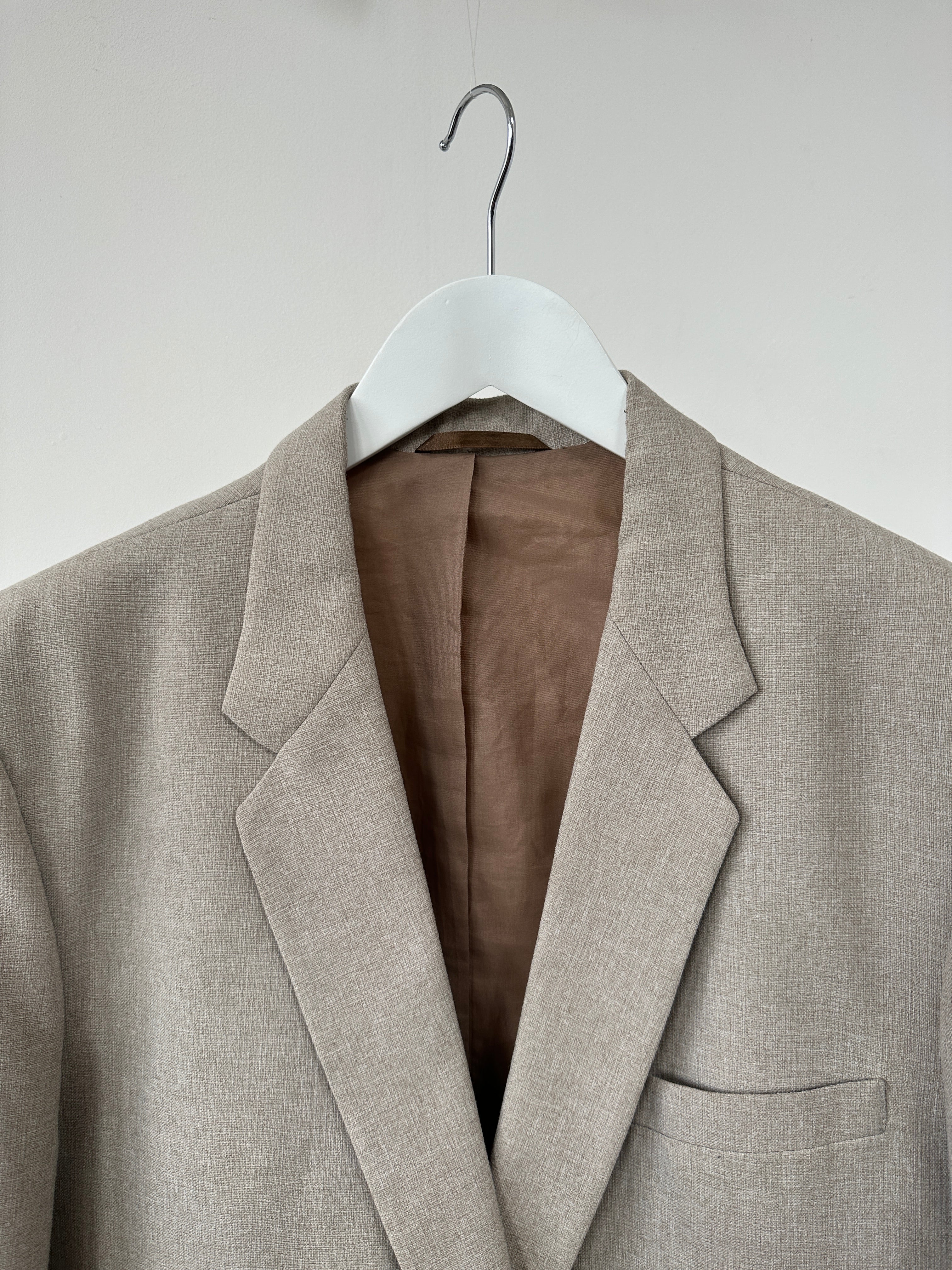 Vintage British vintage minimal blazer in size L, featuring classic tailored design and neutral fabric, ideal for smart casual wear.