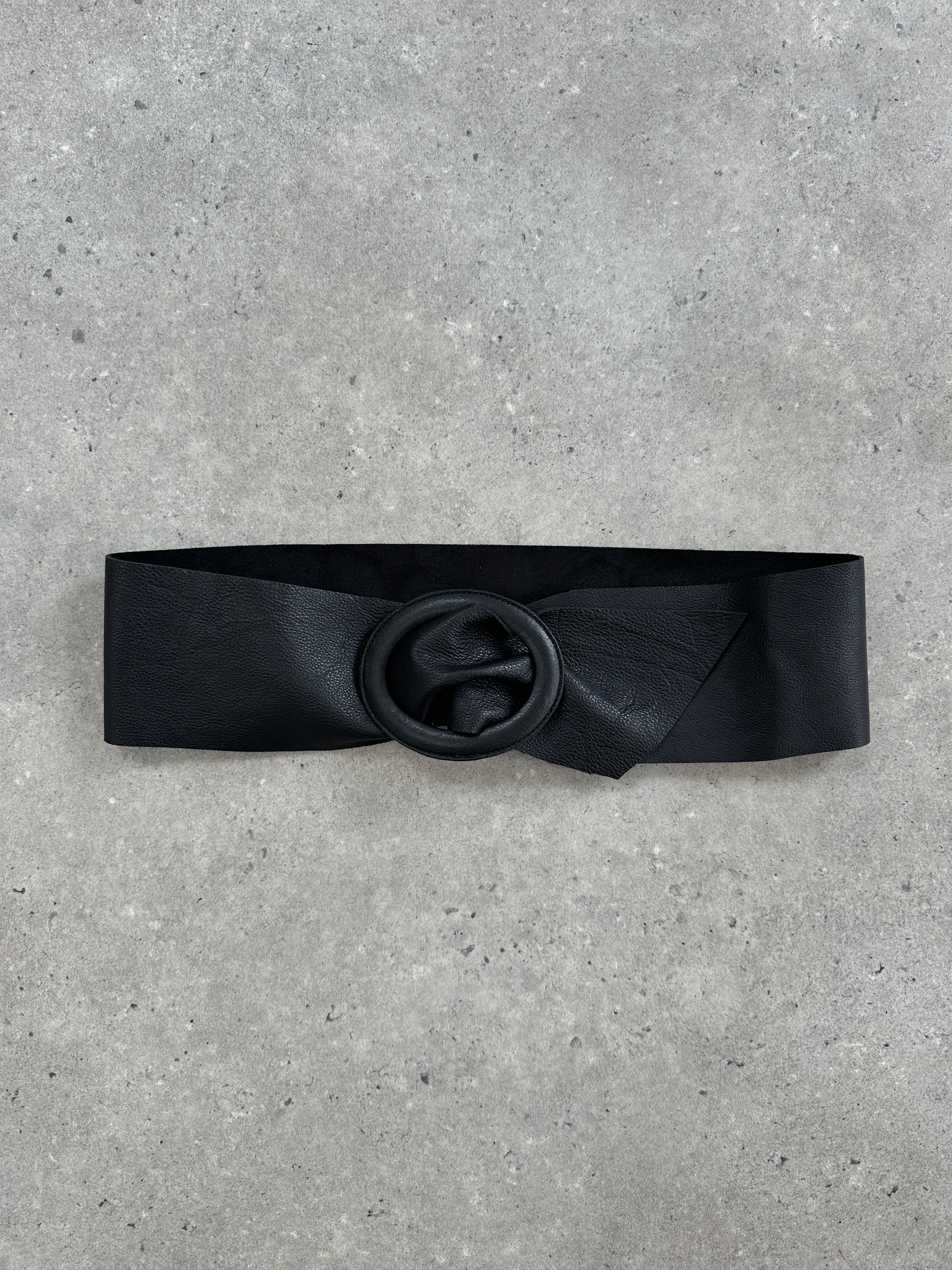 Vintage 2000s oval leather chunky belt in size XS-M, featuring a distressed brown finish and bold buckle design.