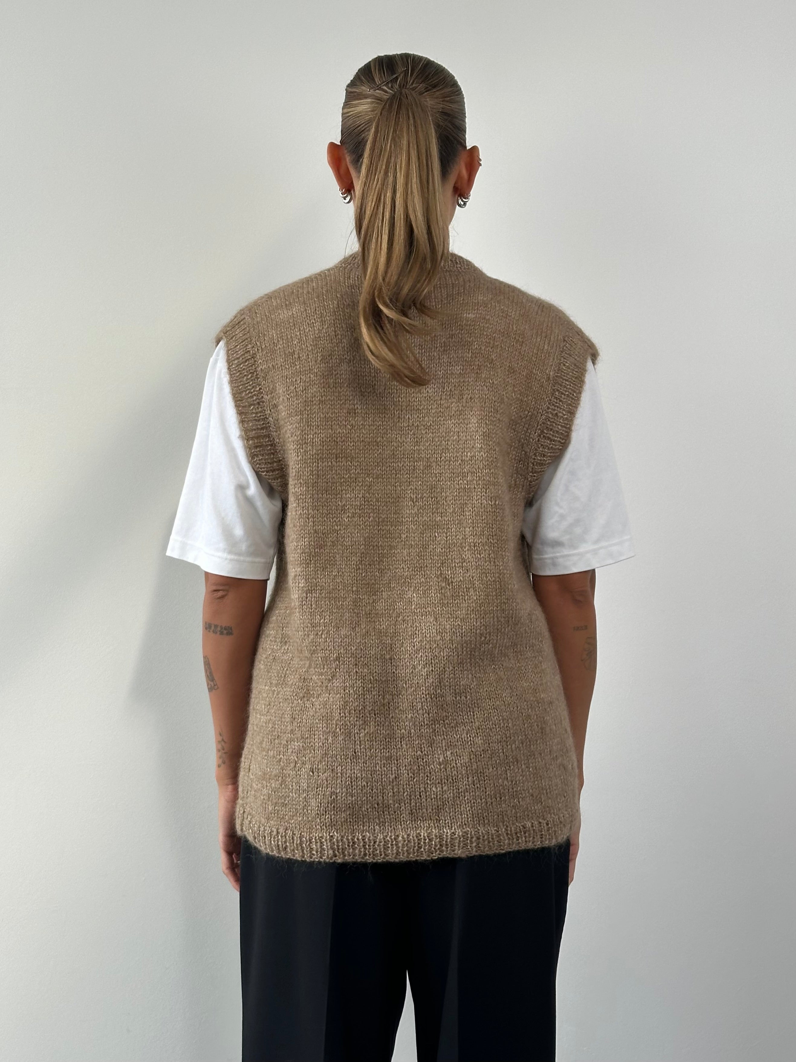 Vintage mohair sleeveless cardigan in size L, soft and cozy knit with a classic design, perfect for layered fall outfits.