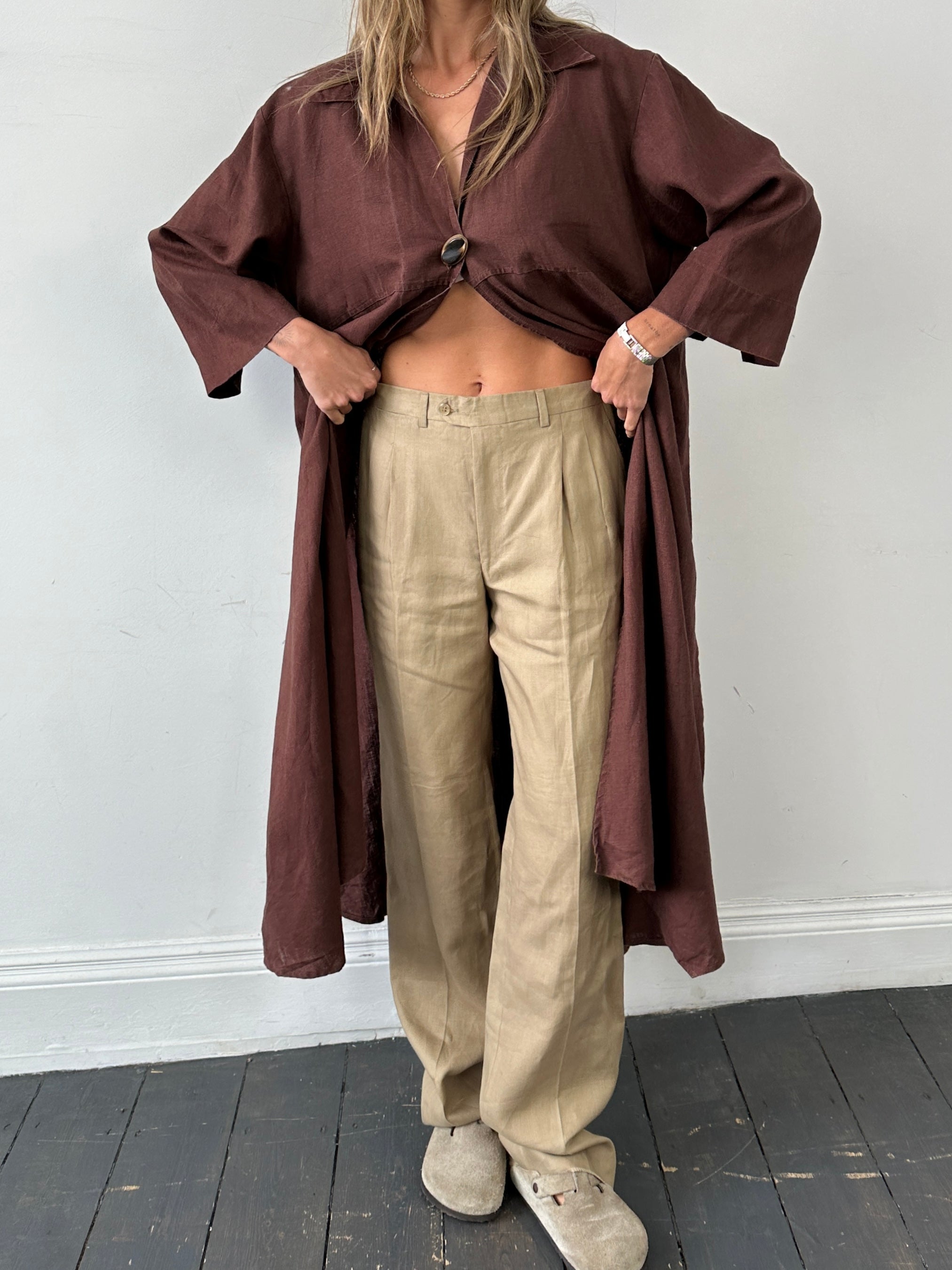 Italian Vintage pure linen straight-leg pleated trousers in size W32, showcasing classic design and lightweight fabric.