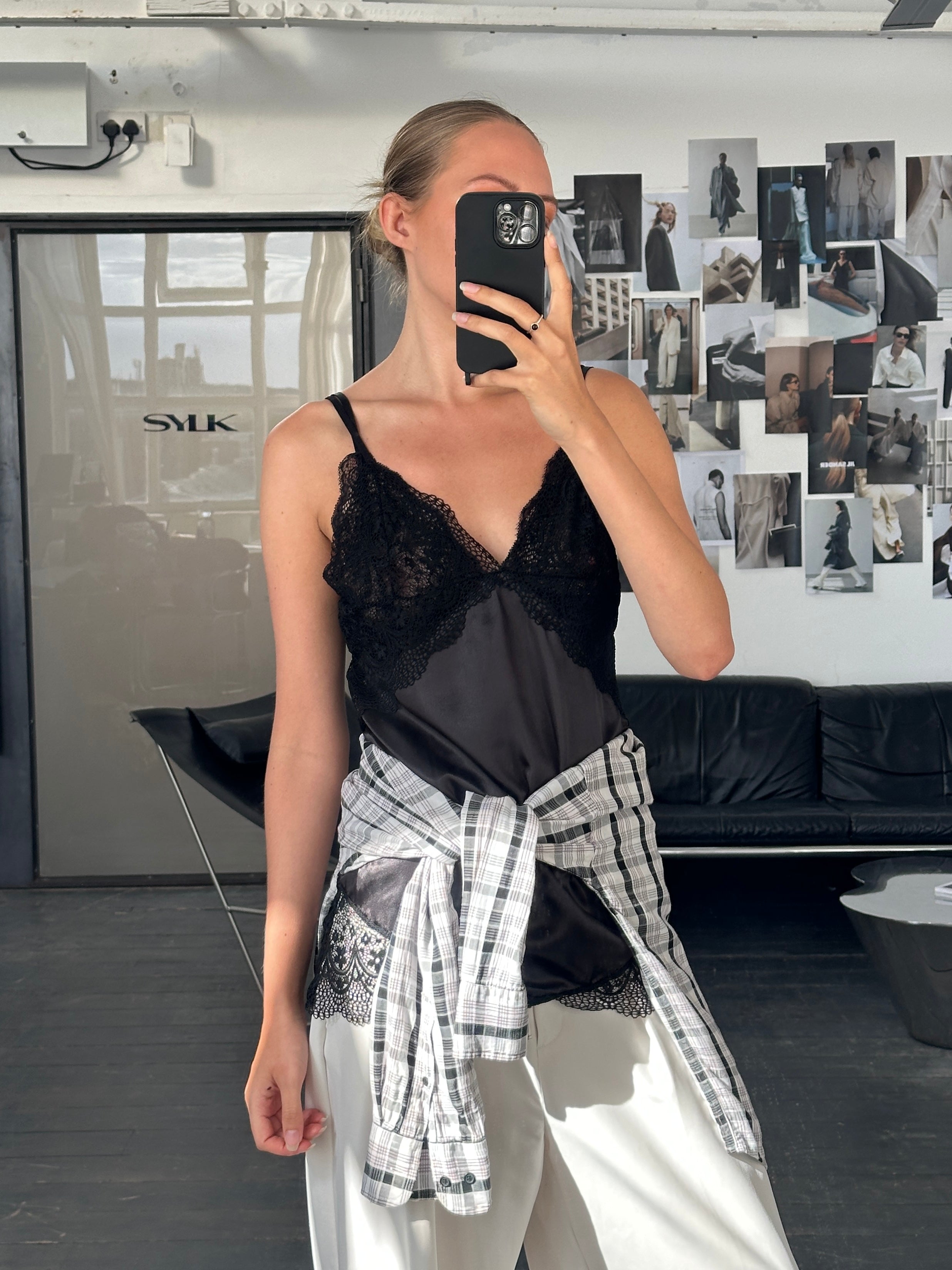 Vintage 2000s lace cami top in size M featuring delicate lace fabric and a classic sleeveless design.